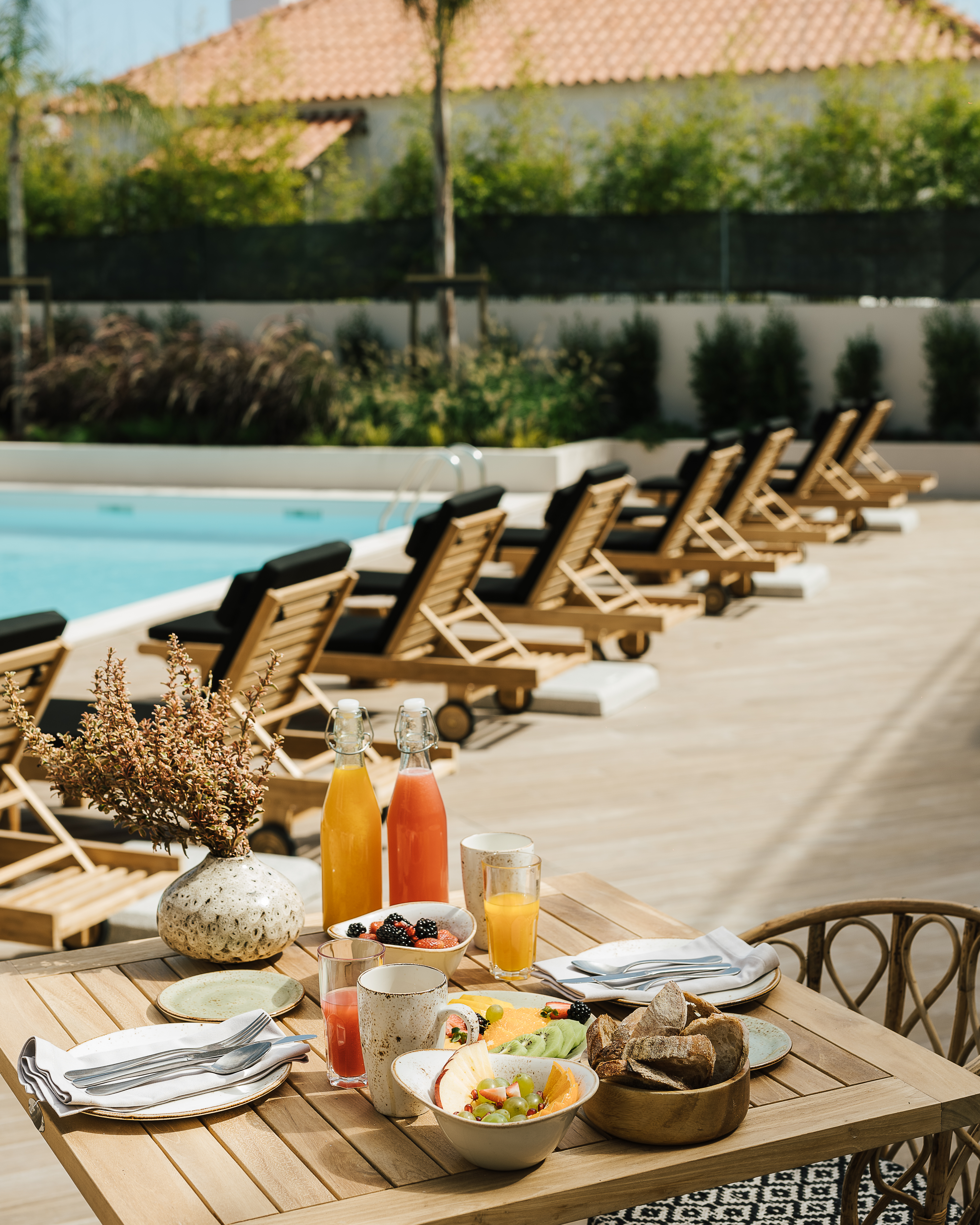 2022 09 terrace pool breakfast 29