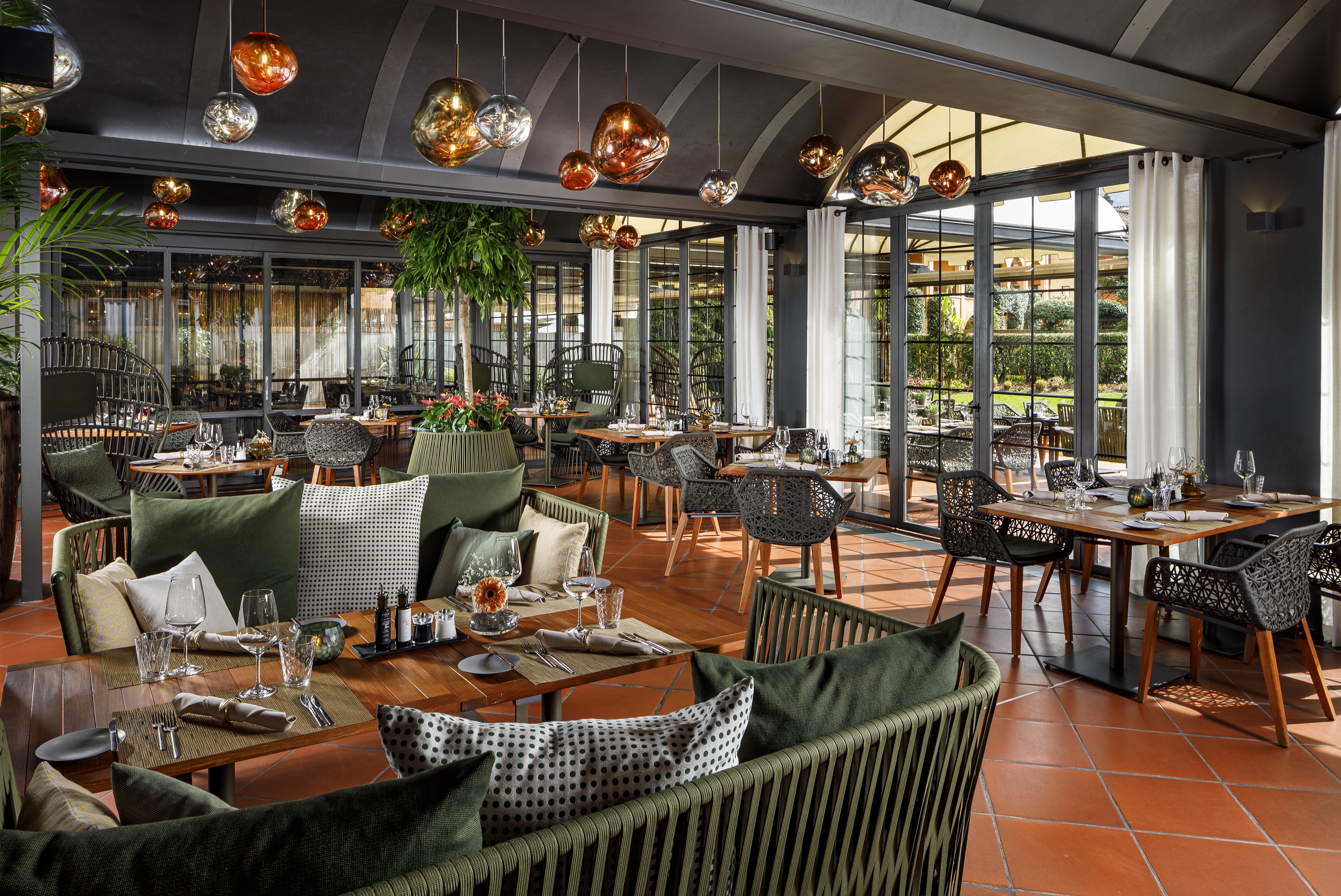 restaurant hideseek 01