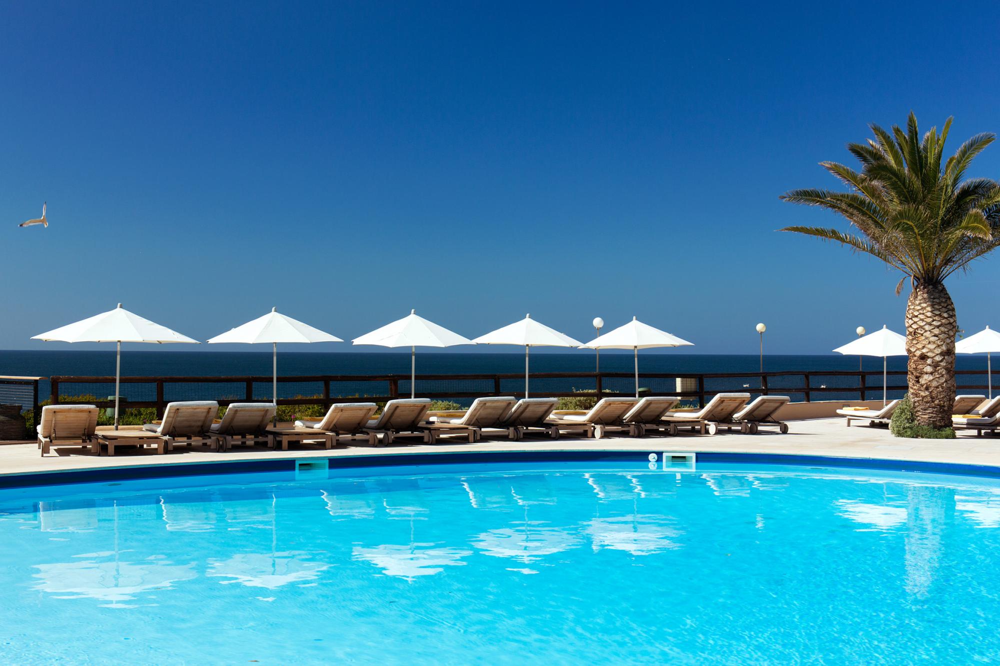 vilalara thalassa resort zwembad ligging