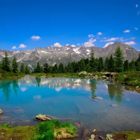 alpen en meer in oostenrijk
