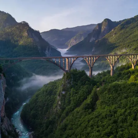 kloof met brug in montenegro