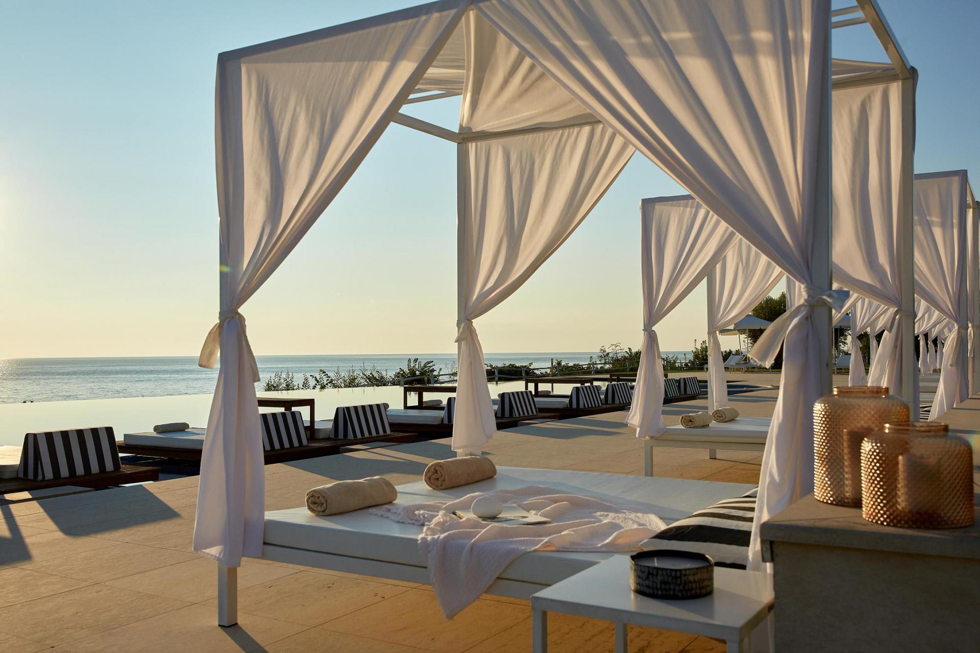 cavo olympo luxury hotel ligging