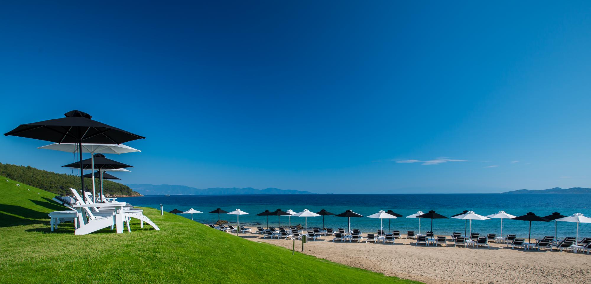 avaton luxury hotel villas ligging