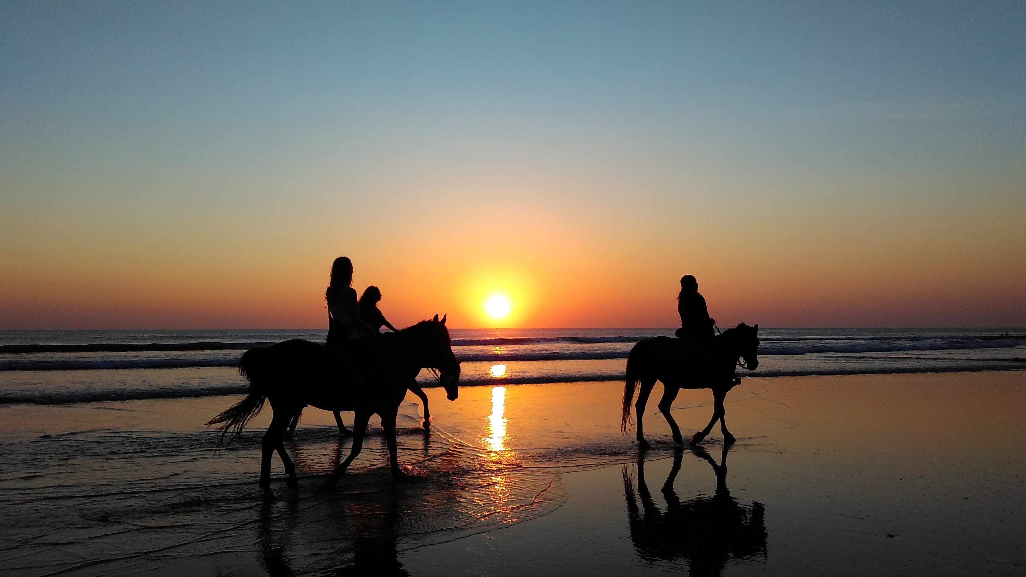 paardrijden op het strand in portugal