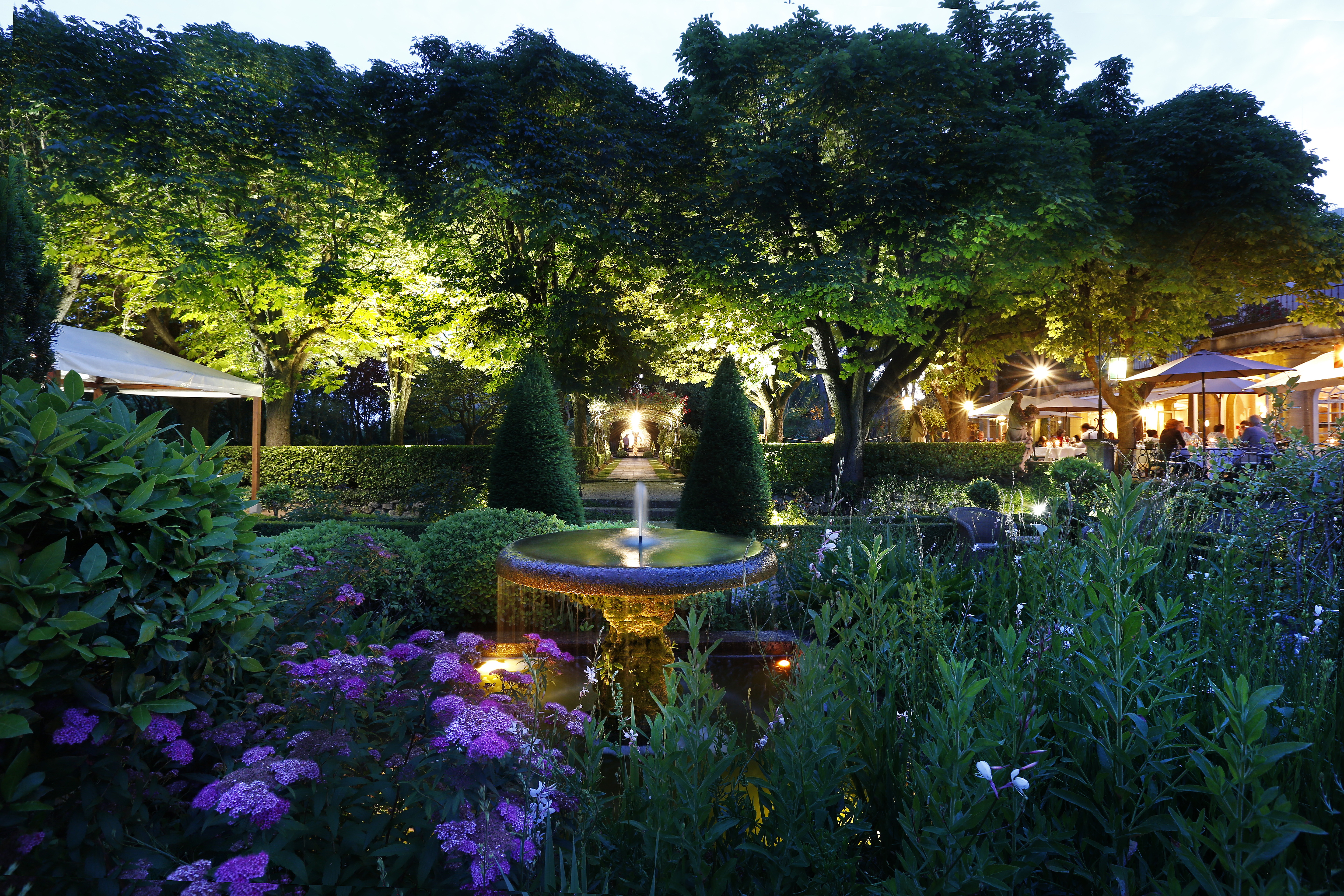 le pigonnet gardens by night