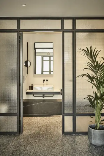 15 periant hotel deur badkamer