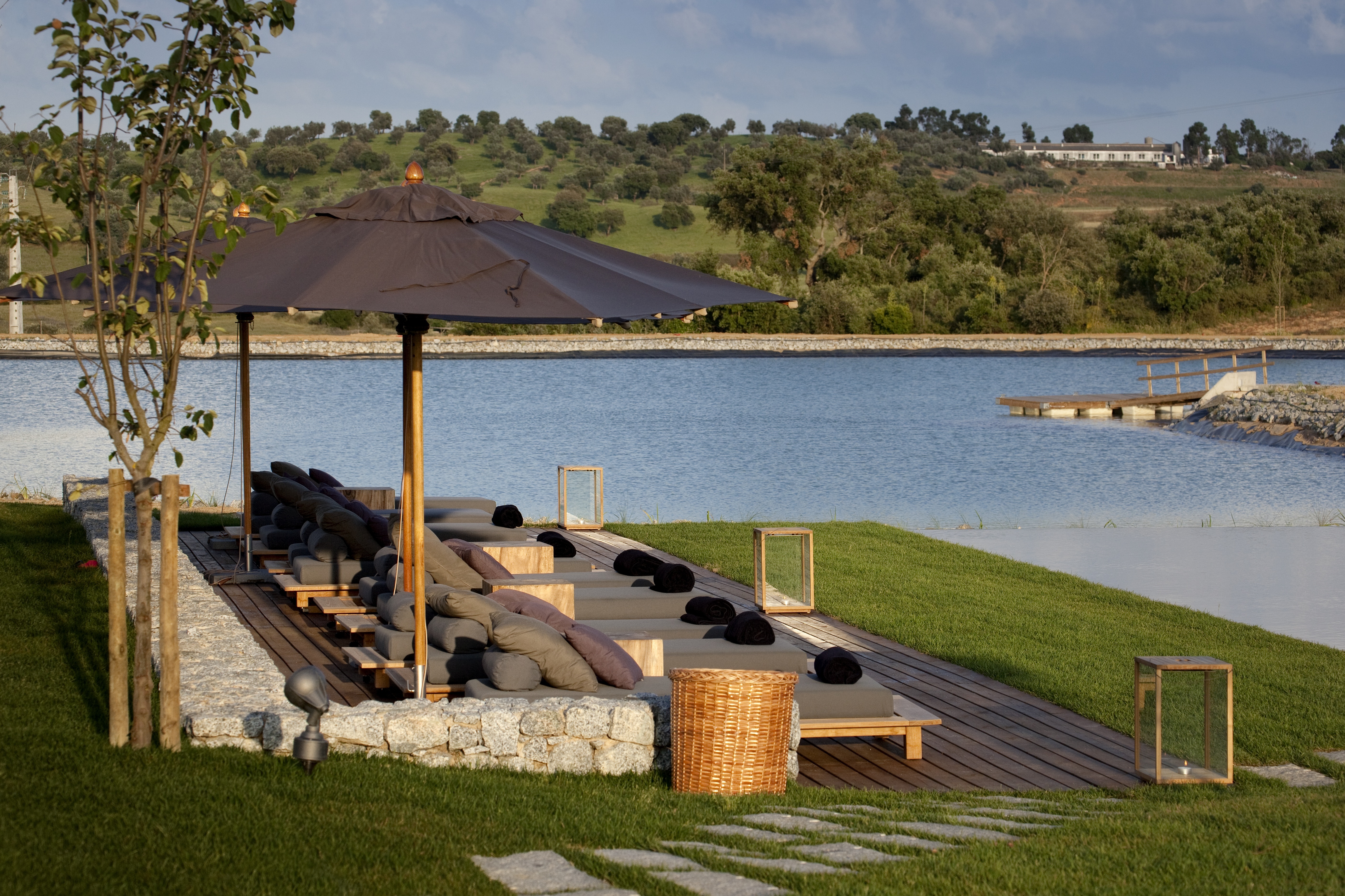 21 l and vineyards lake and swimming pool