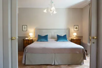 18 villa santa barabara buitenterras room blue pillows