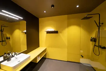 18b yellow bathroom elva hotel