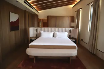 15 kamer met bed en kunstwerk