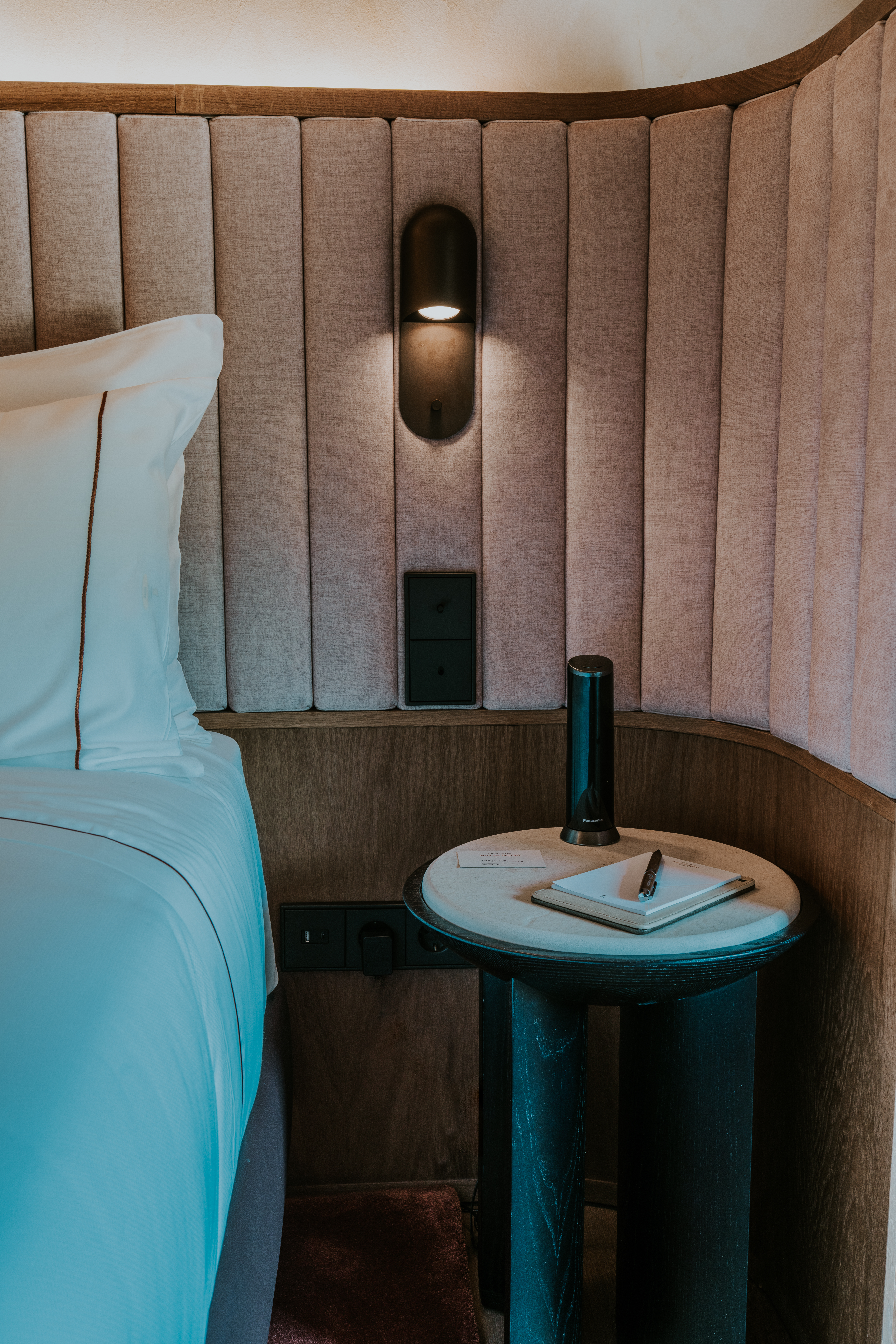 16 kamer met tafeltje en lampje