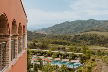 25 adembenemd uitzicht vanuit het boetiekhotel naar het zwambad bergen en wijngaarden