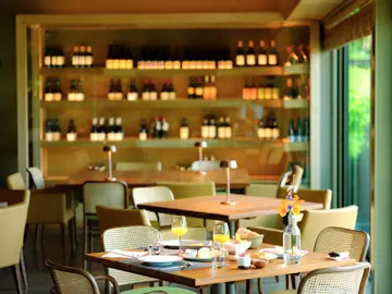 8 restaurant binnen met mooi groen uitzicht