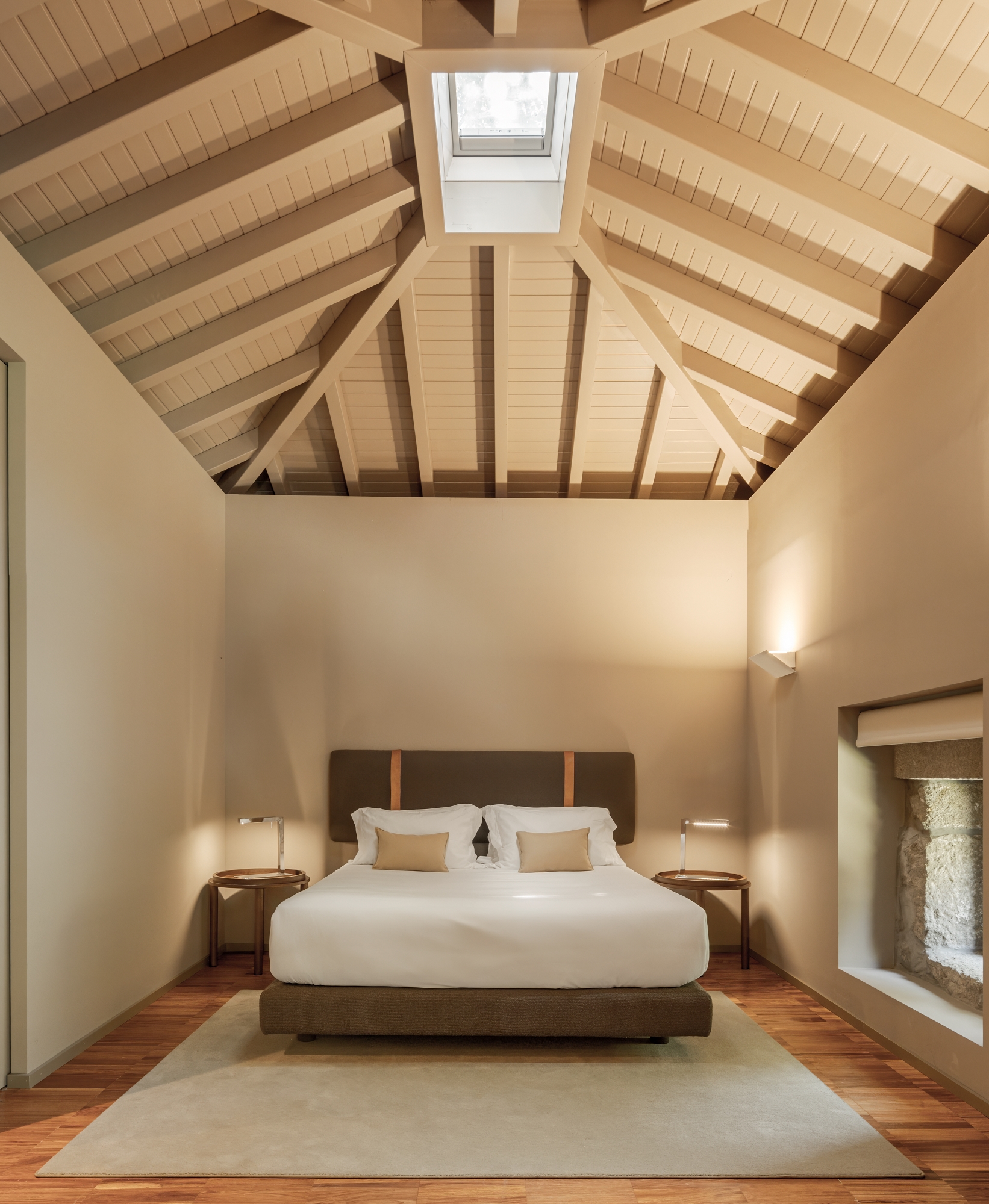 27 binnenkant kamer met dubbele bed