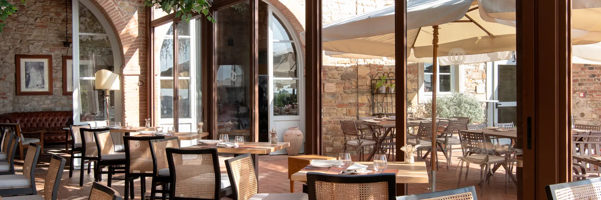 12 restaurant zitruimte met grote vensters