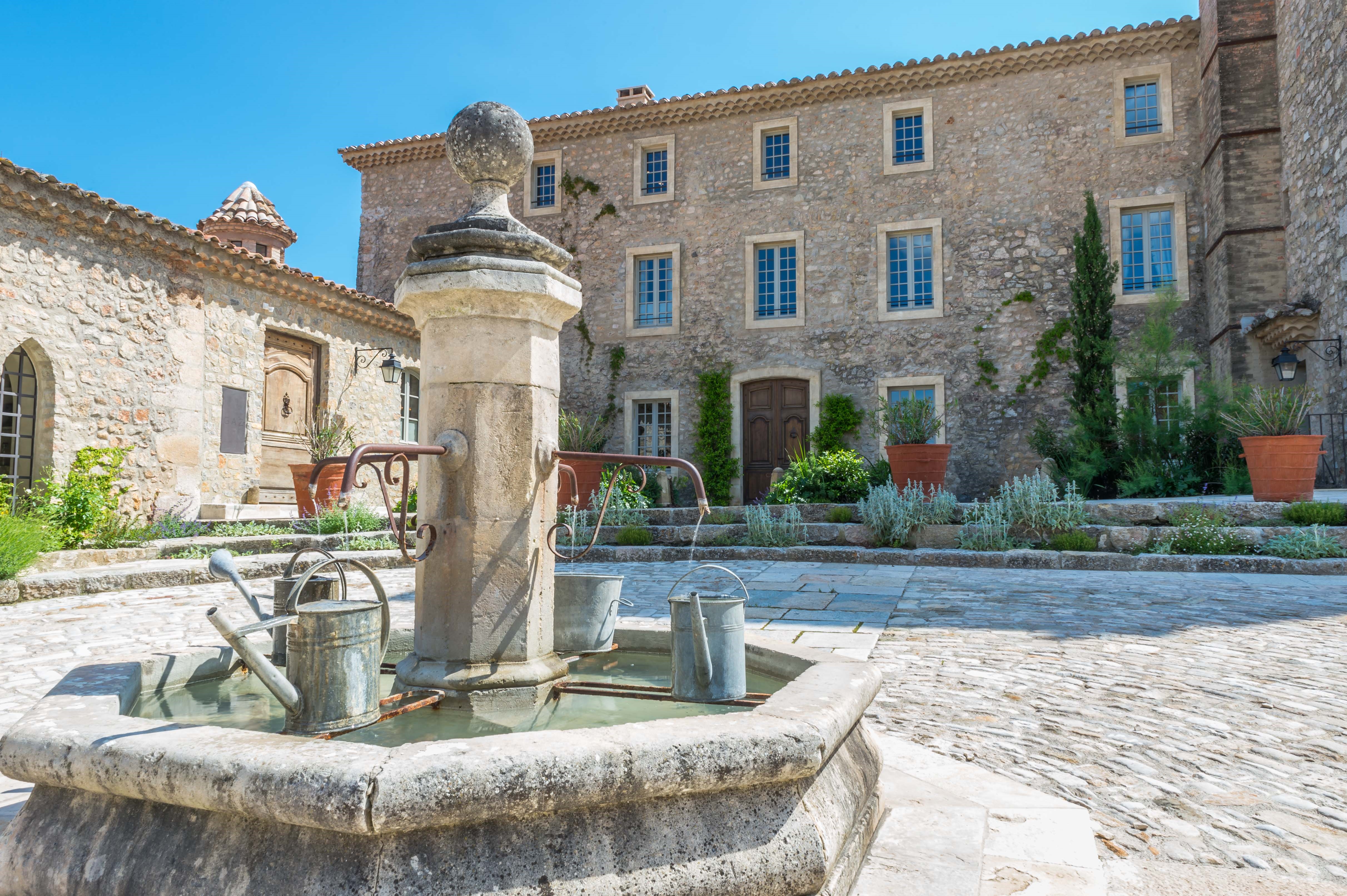 le chateau de berne la place du village terry clement