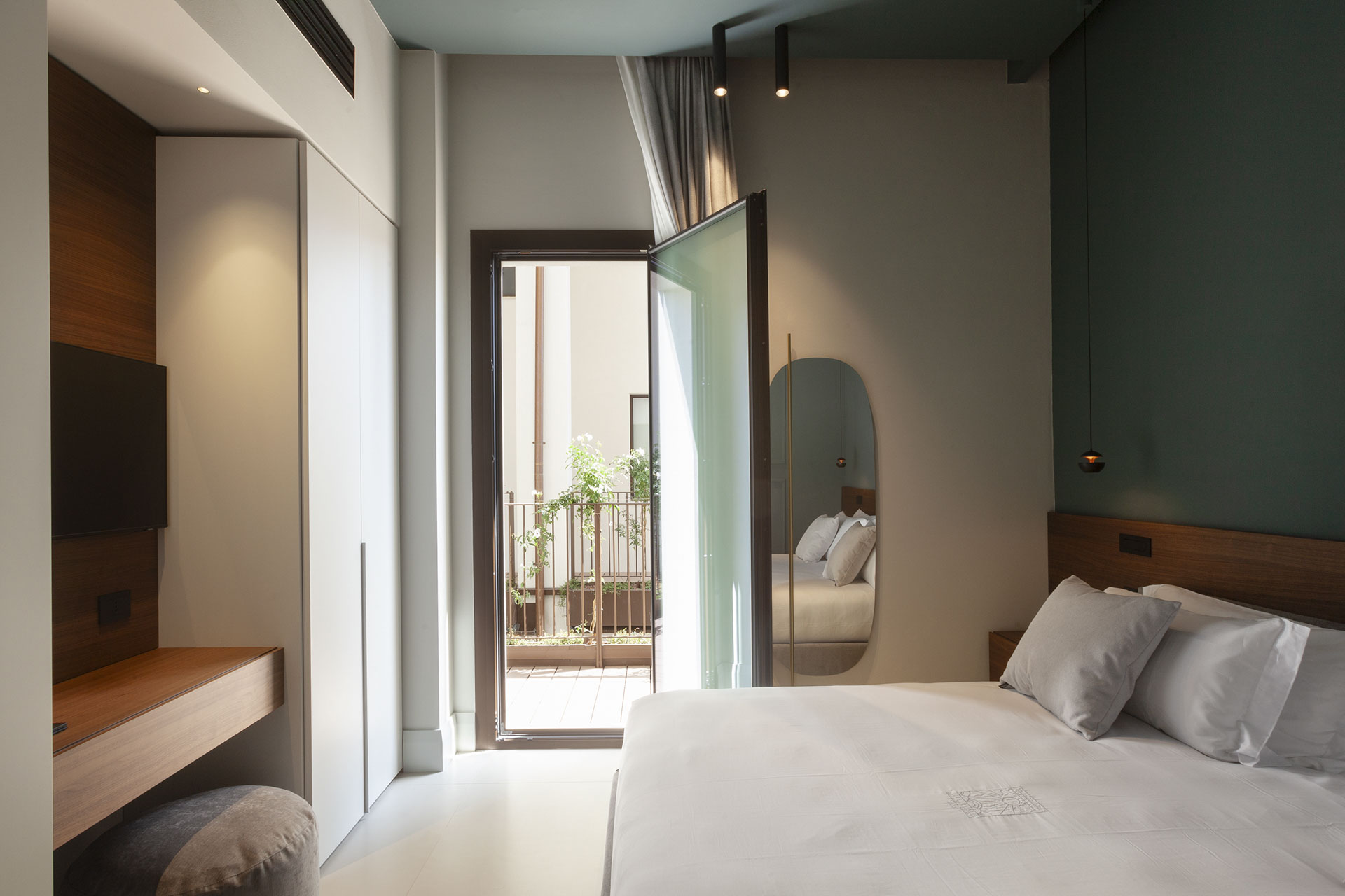 5 excutive room