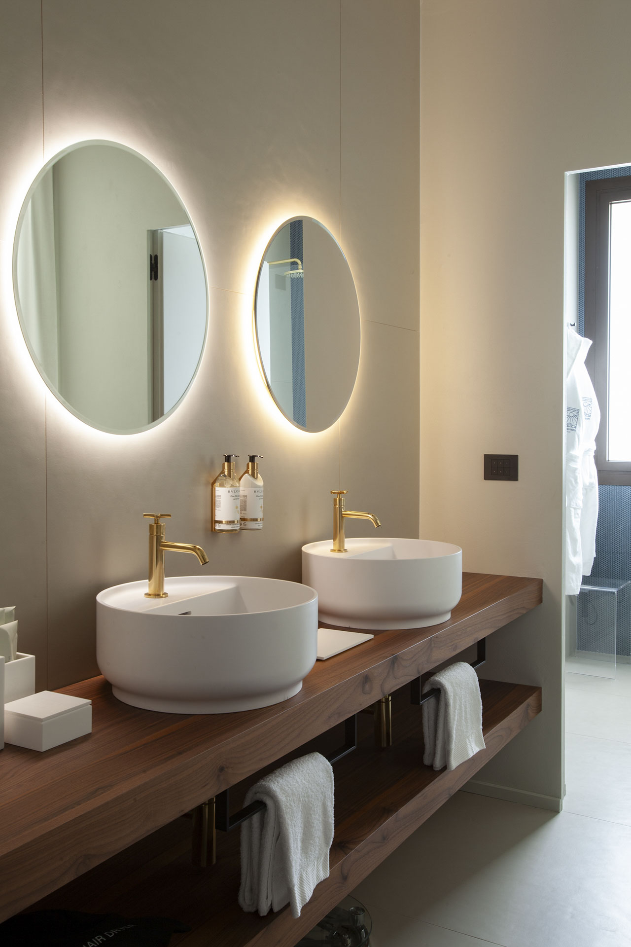 7 excutive bathroom