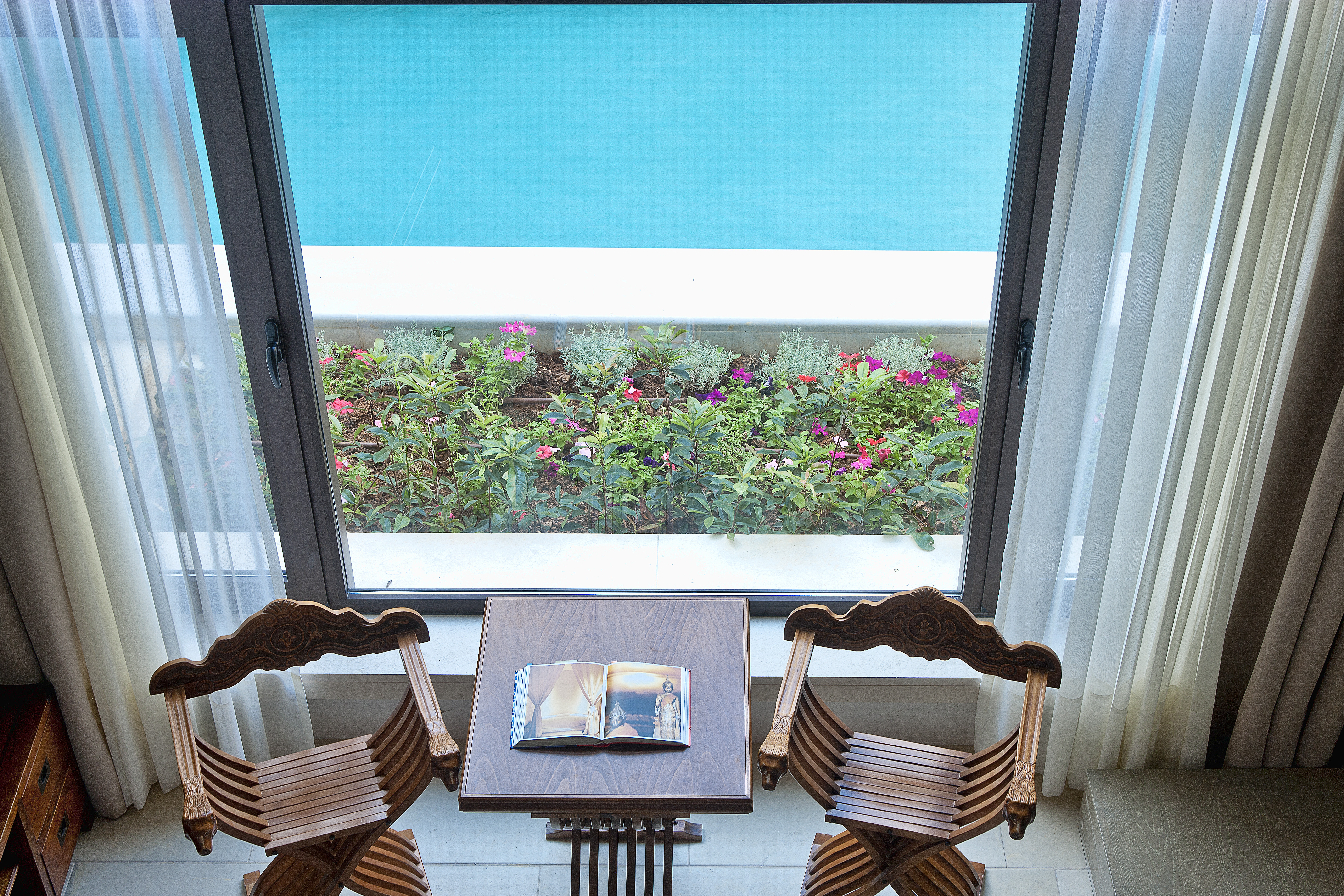 5 pool view suite