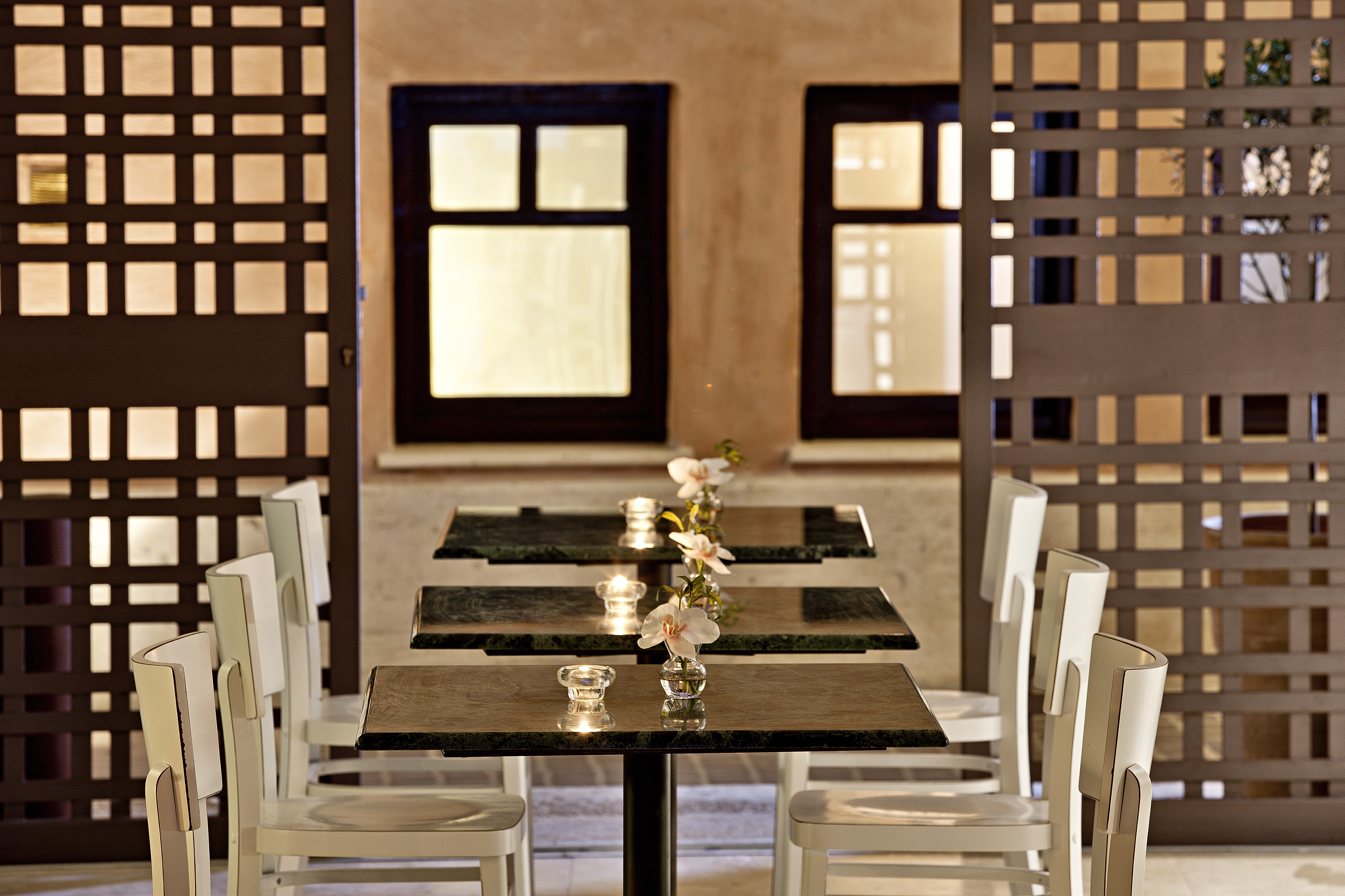 15 breakfast tables