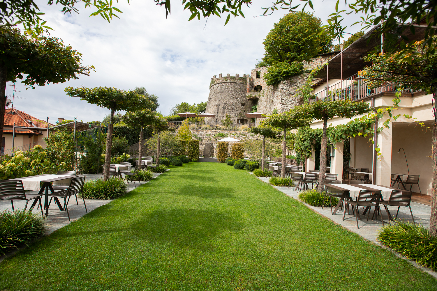 9 garden with tables and grass