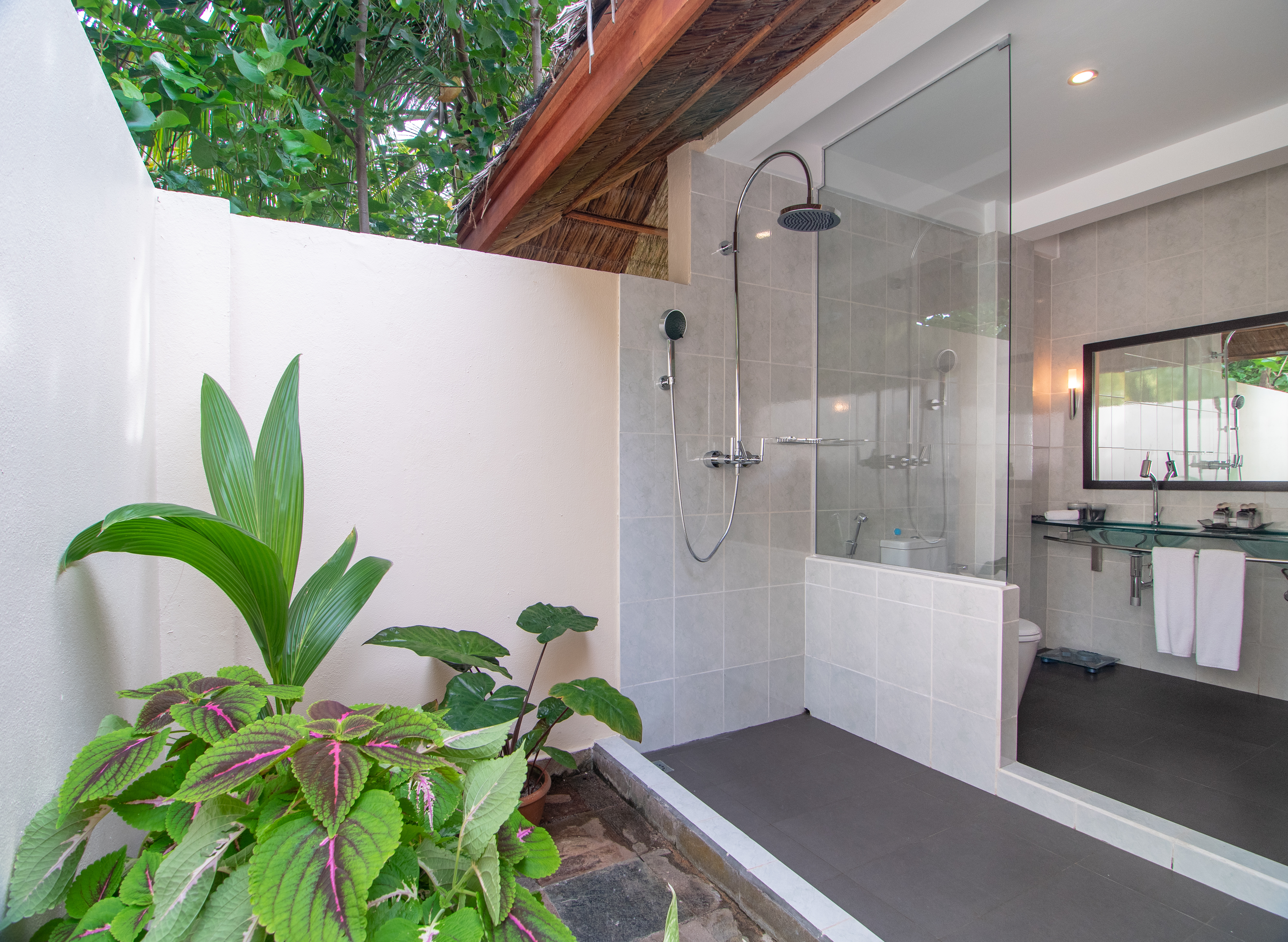 11 mirihibeachsuitebathroom