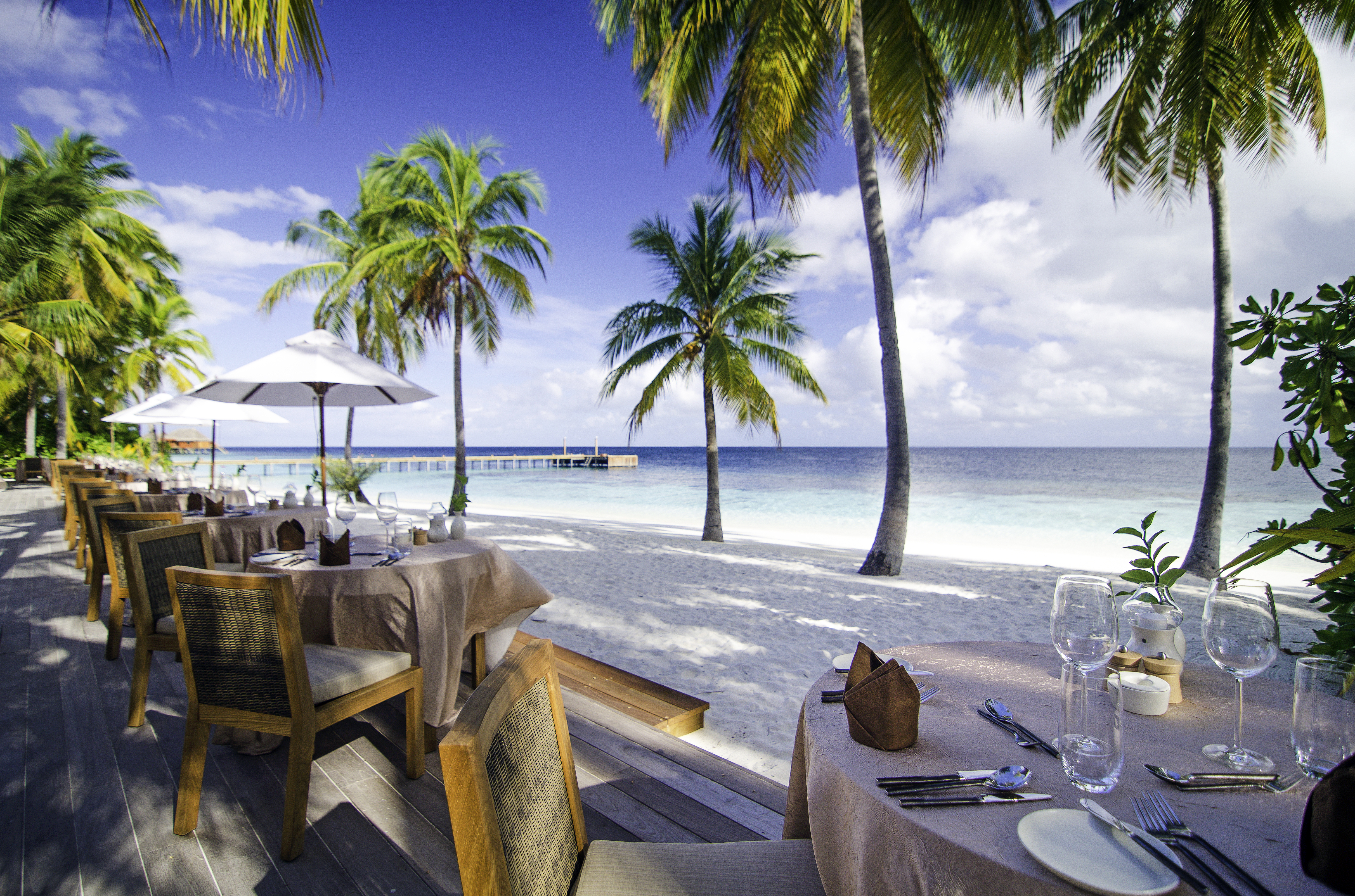 22 mirihidhonveli restaurantbeachview
