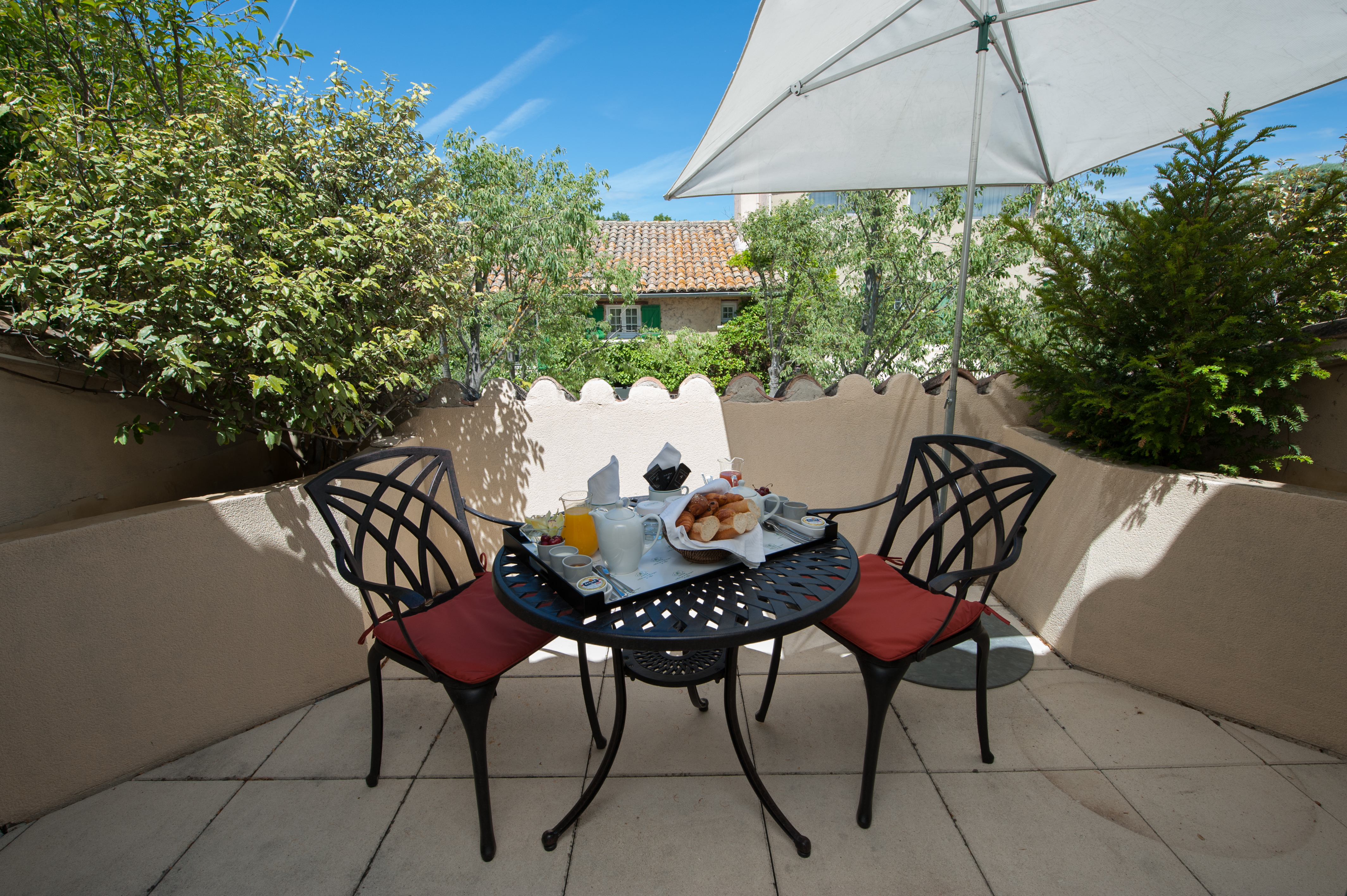 10 aubergedecassagnespa hotel chambre luxe balcon terrasse petit dejeuner