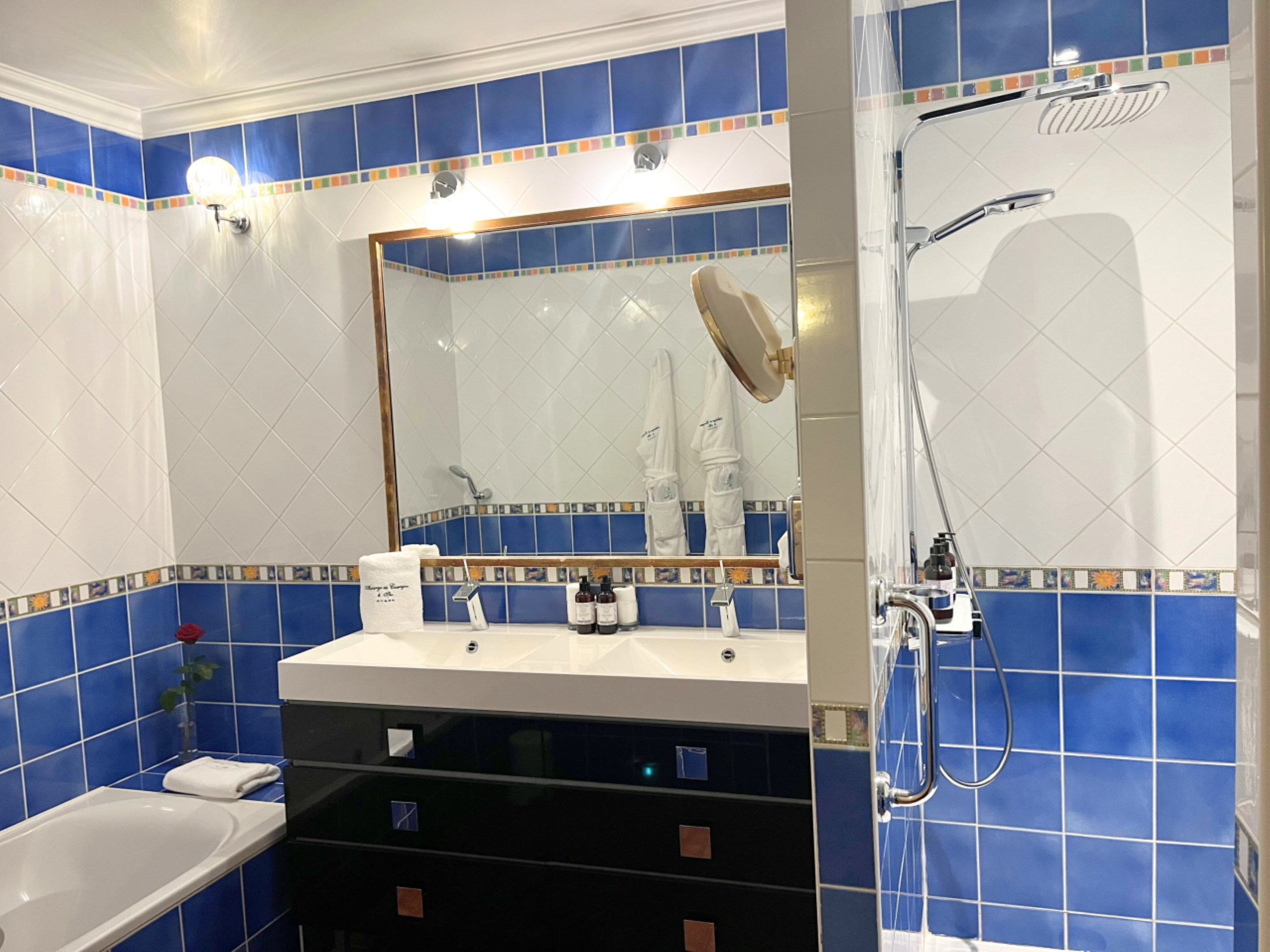 aubergedecassagnespa hotel chambre luxe balcon salle de bain baignoire douche