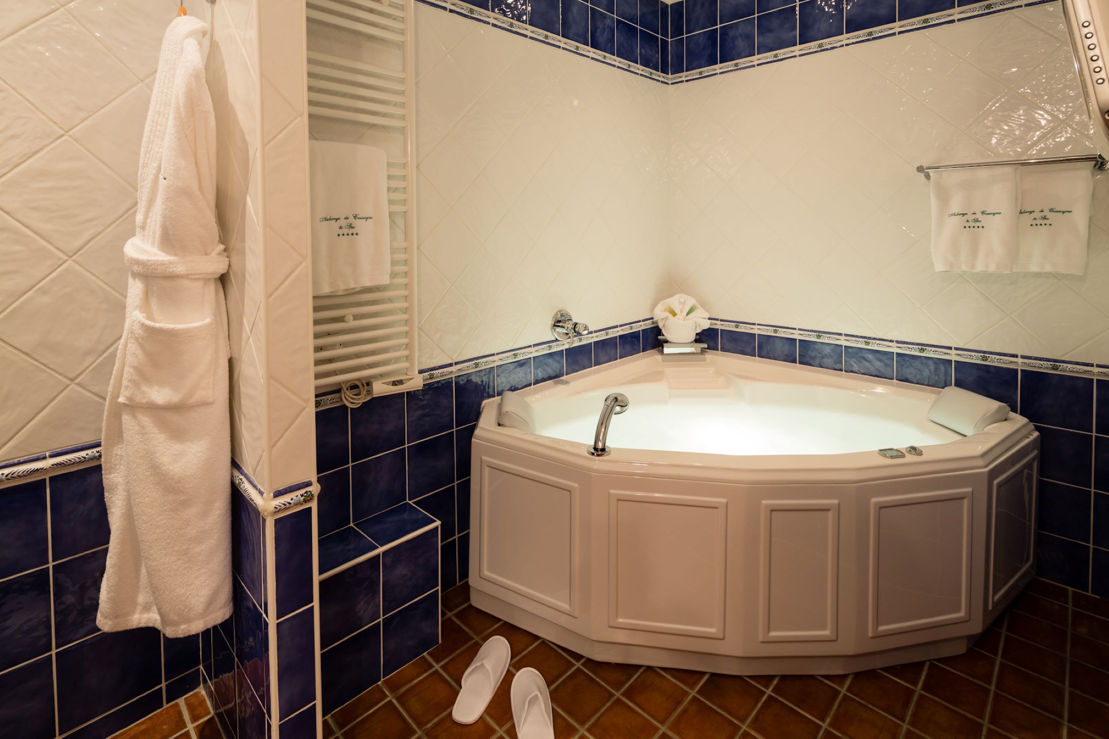 aubergedecassagnespa hotel chambre luxe superieure salle de bain jacuzzi balneo