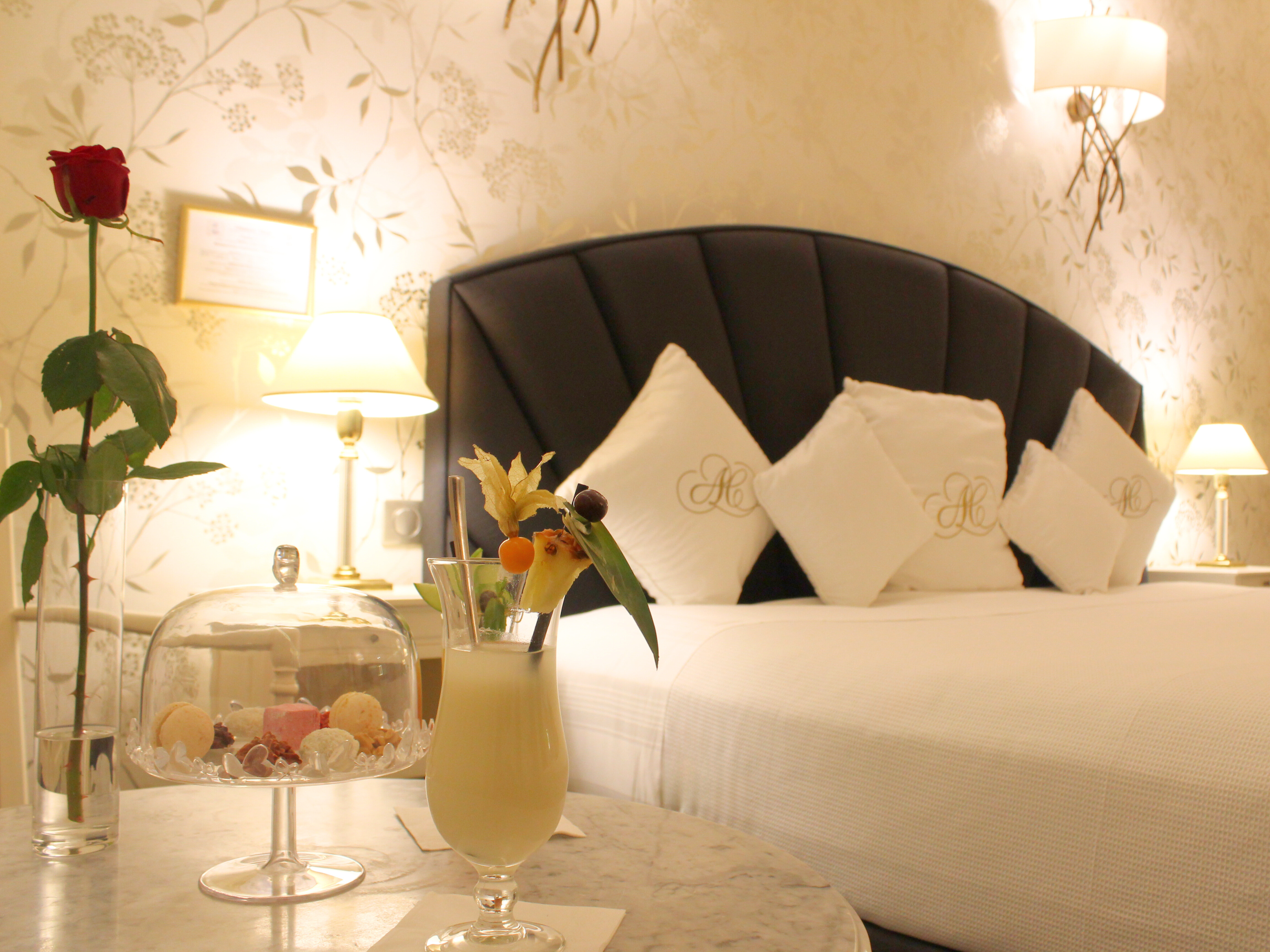 aubergedecassagnespa hotel chambre luxe terrasse lit cocktail