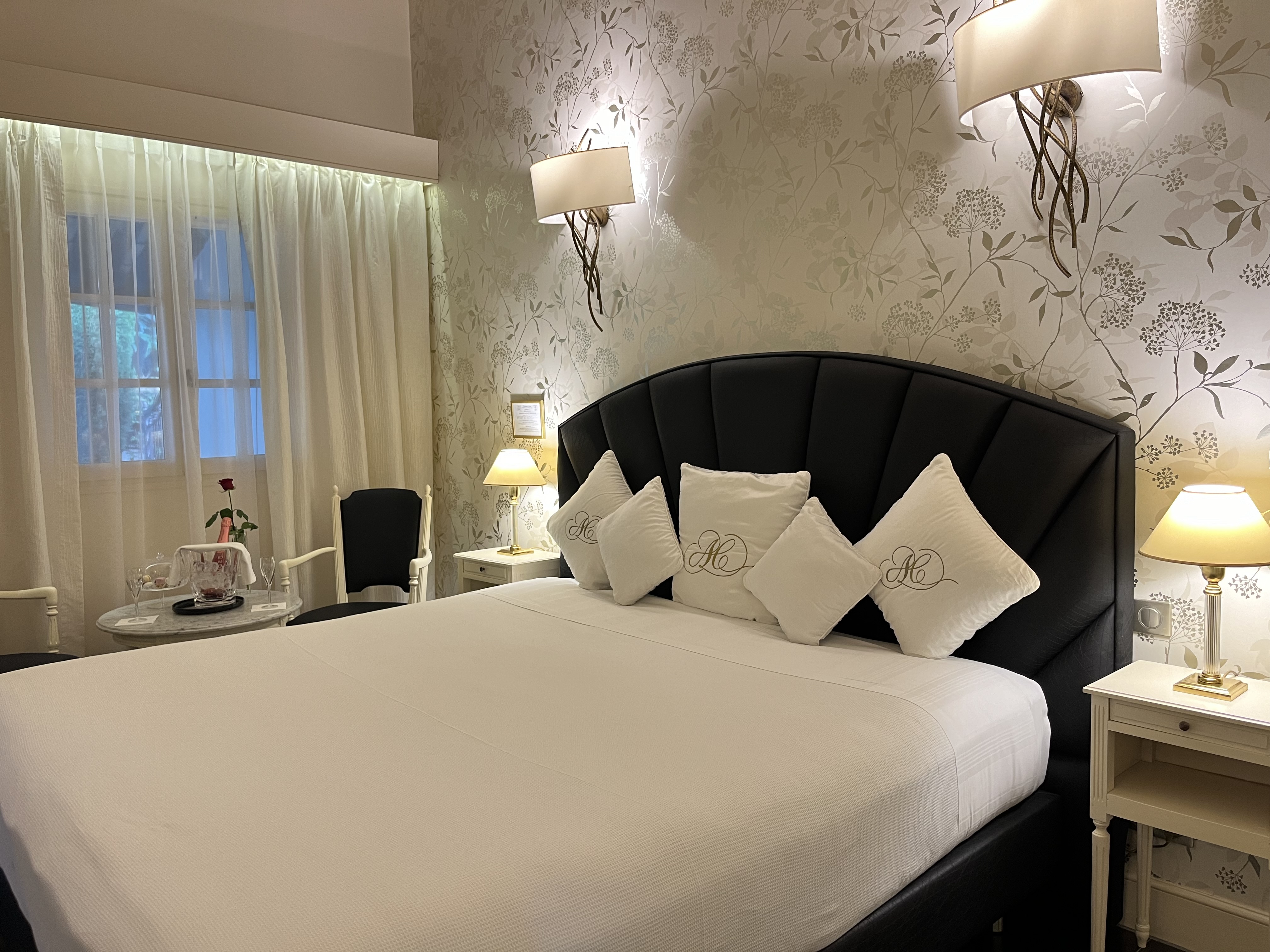 aubergedecassagnespa hotel chambre luxe terrasse lit oreillers chevet kopie