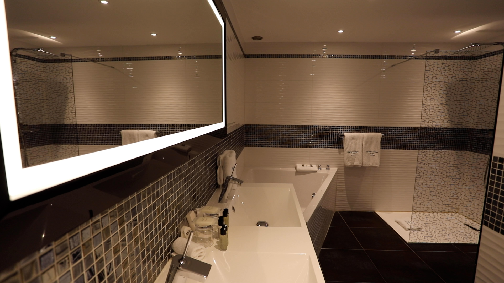aubergedecassagnespa hotel chambre luxe terrasse salle de bain baignoire douche kopie