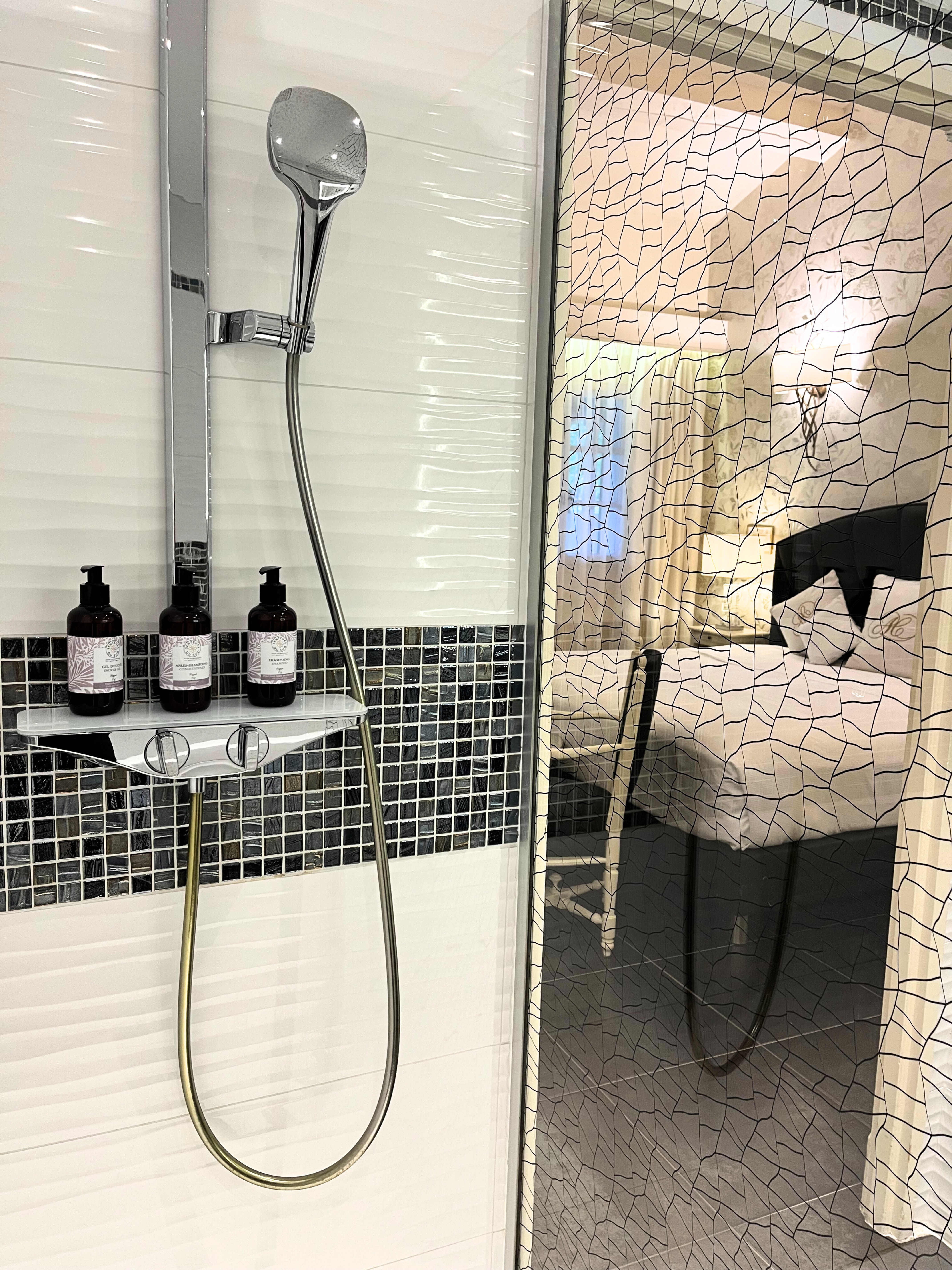 aubergedecassagnespa hotel chambre luxe terrasse salle de bain douche kopie