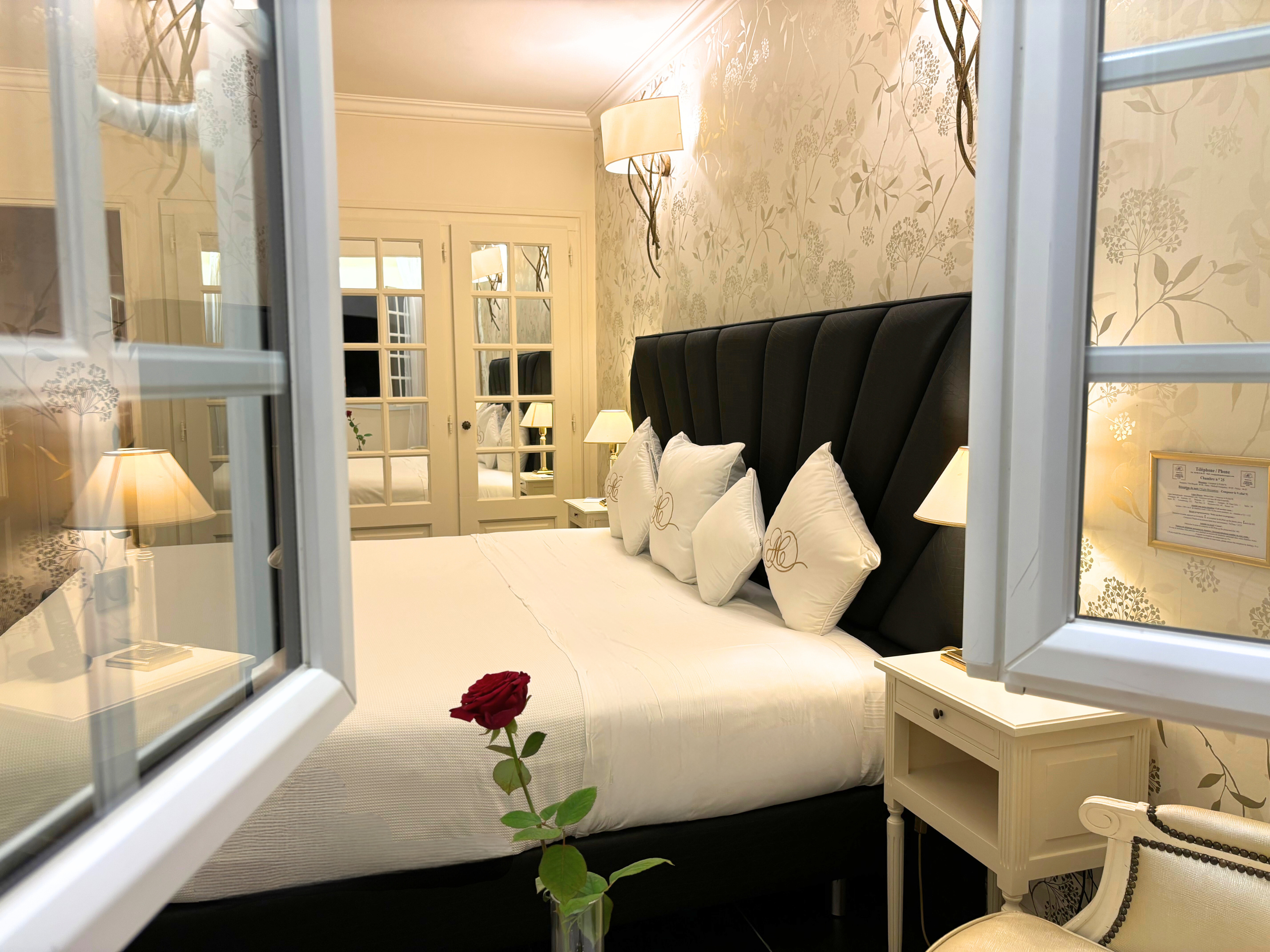 aubergedecassagnespa hotel chambre parc terrasse fenetre rose