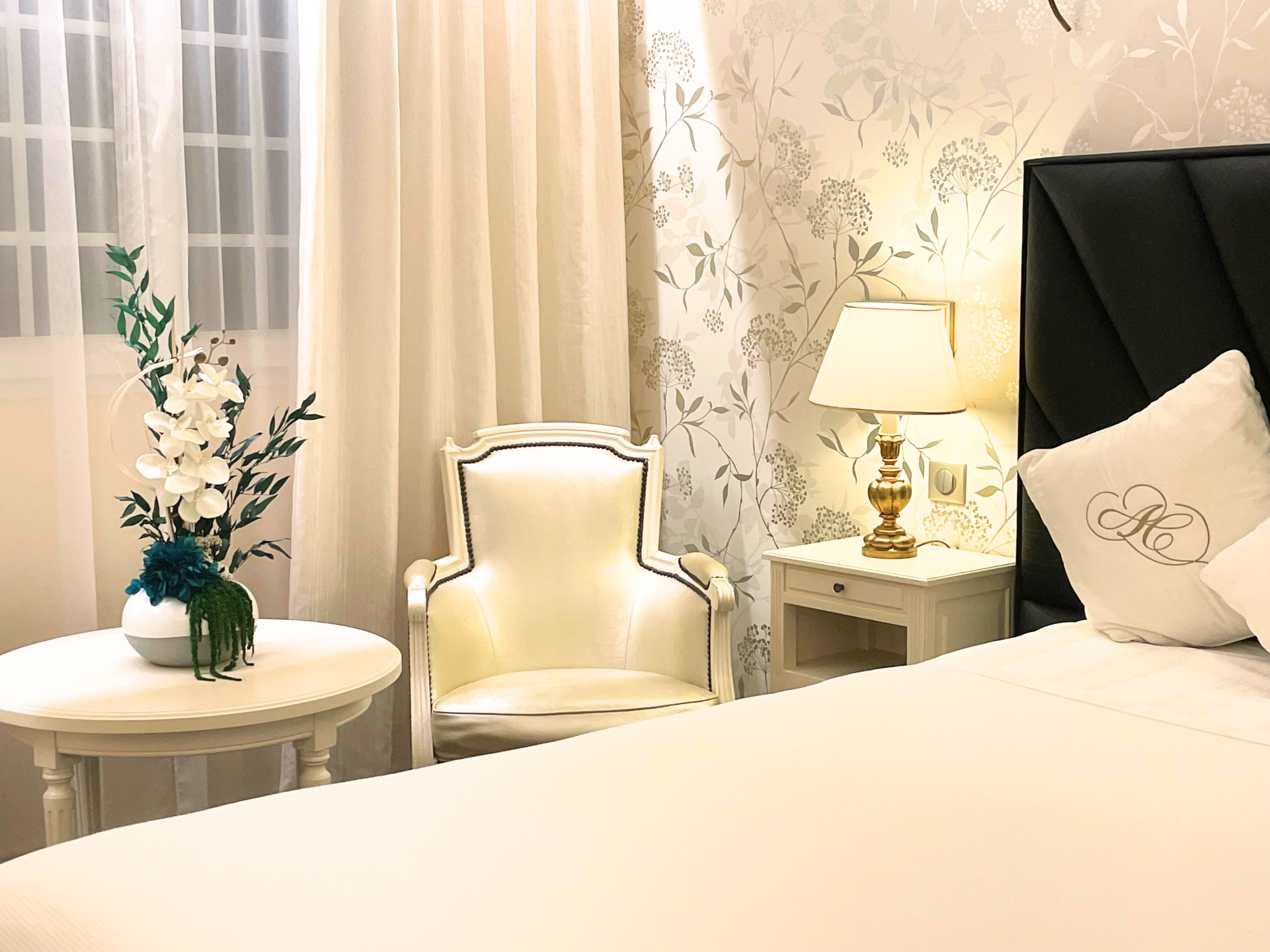 aubergedecassagnespa hotel chambre parc terrasse lit bouquet