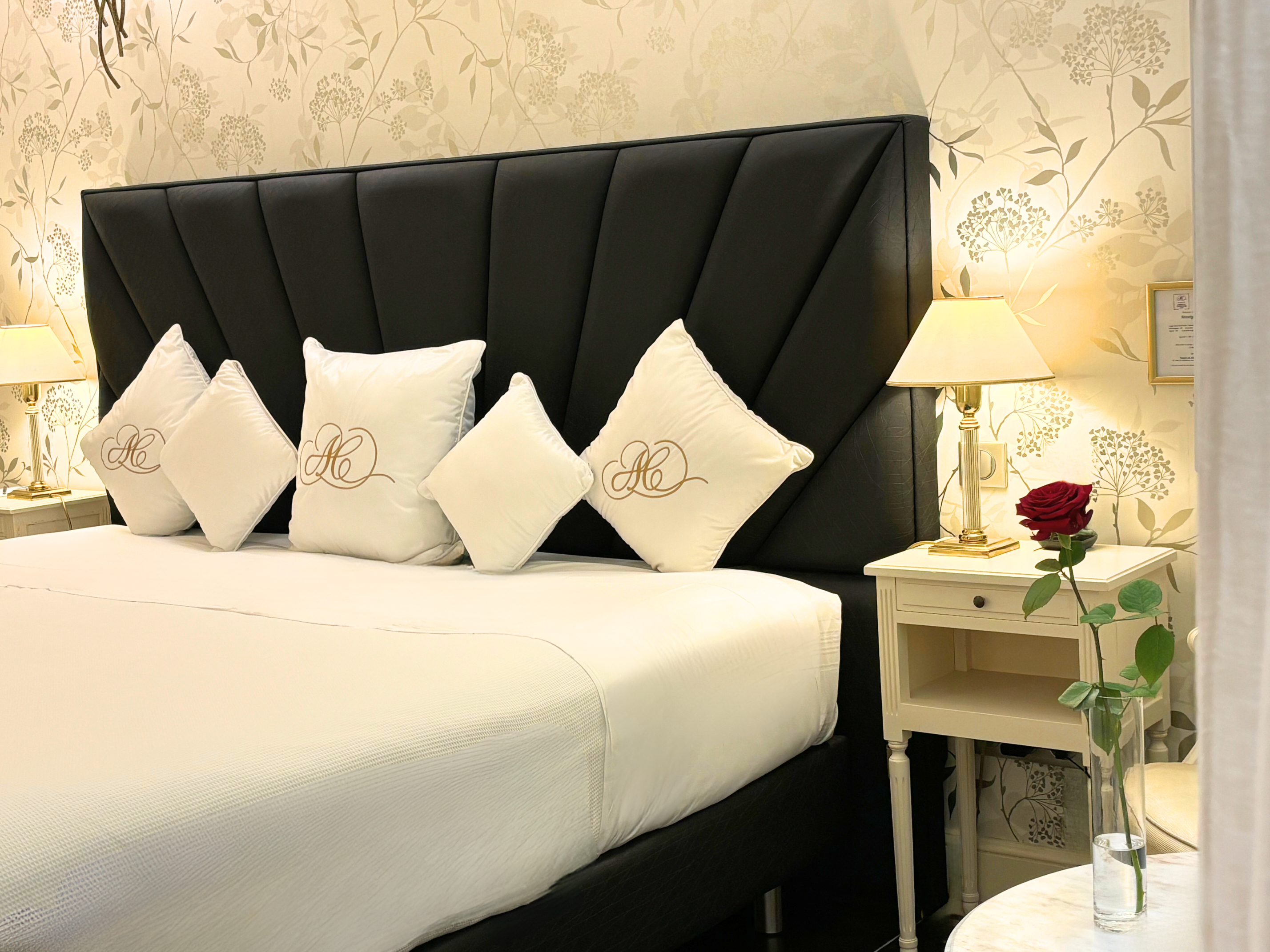 aubergedecassagnespa hotel chambre parc terrasse lit table basse rose