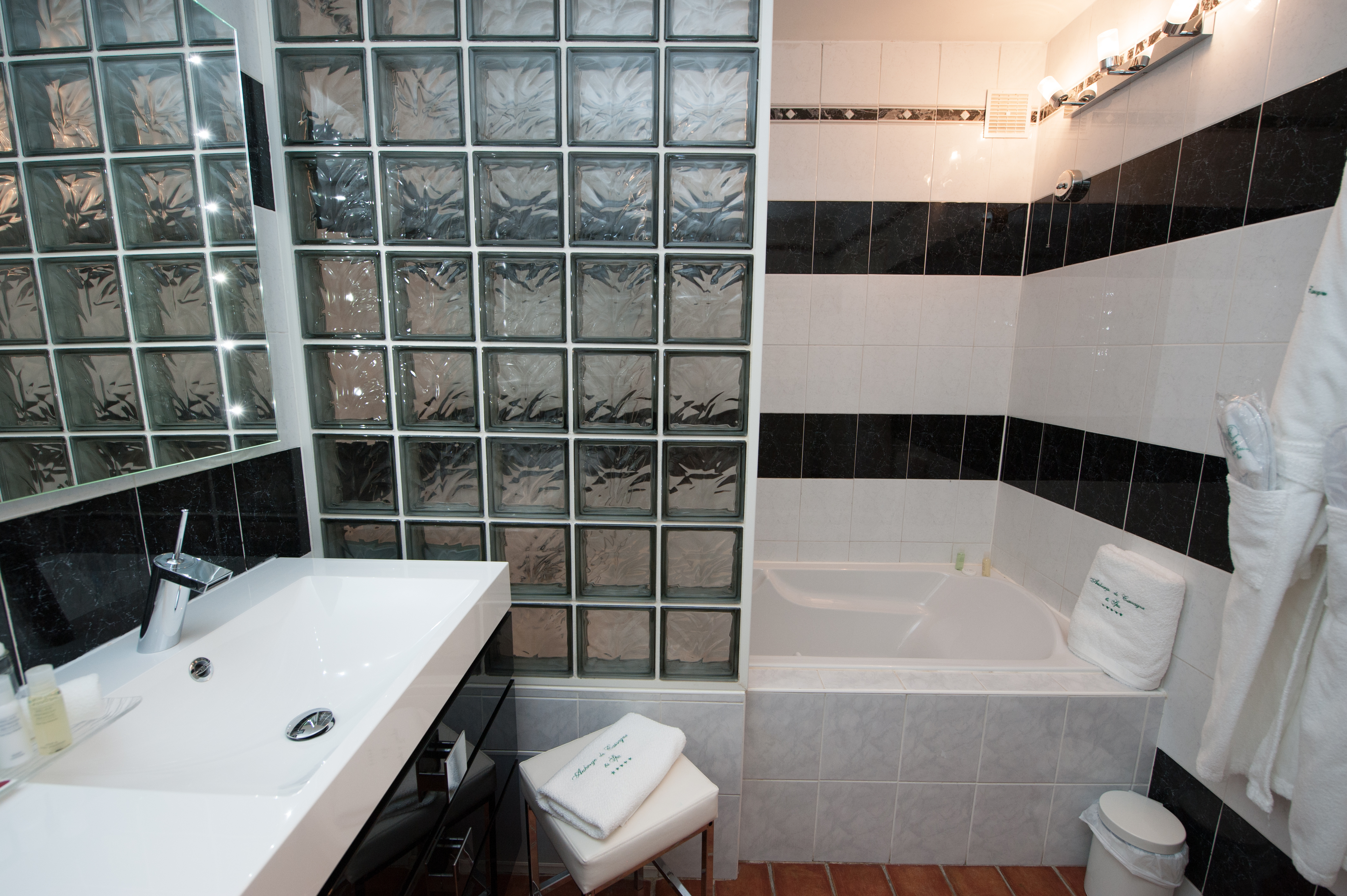 aubergedecassagnespa hotel chambre parc terrasse salle de bain baignoire