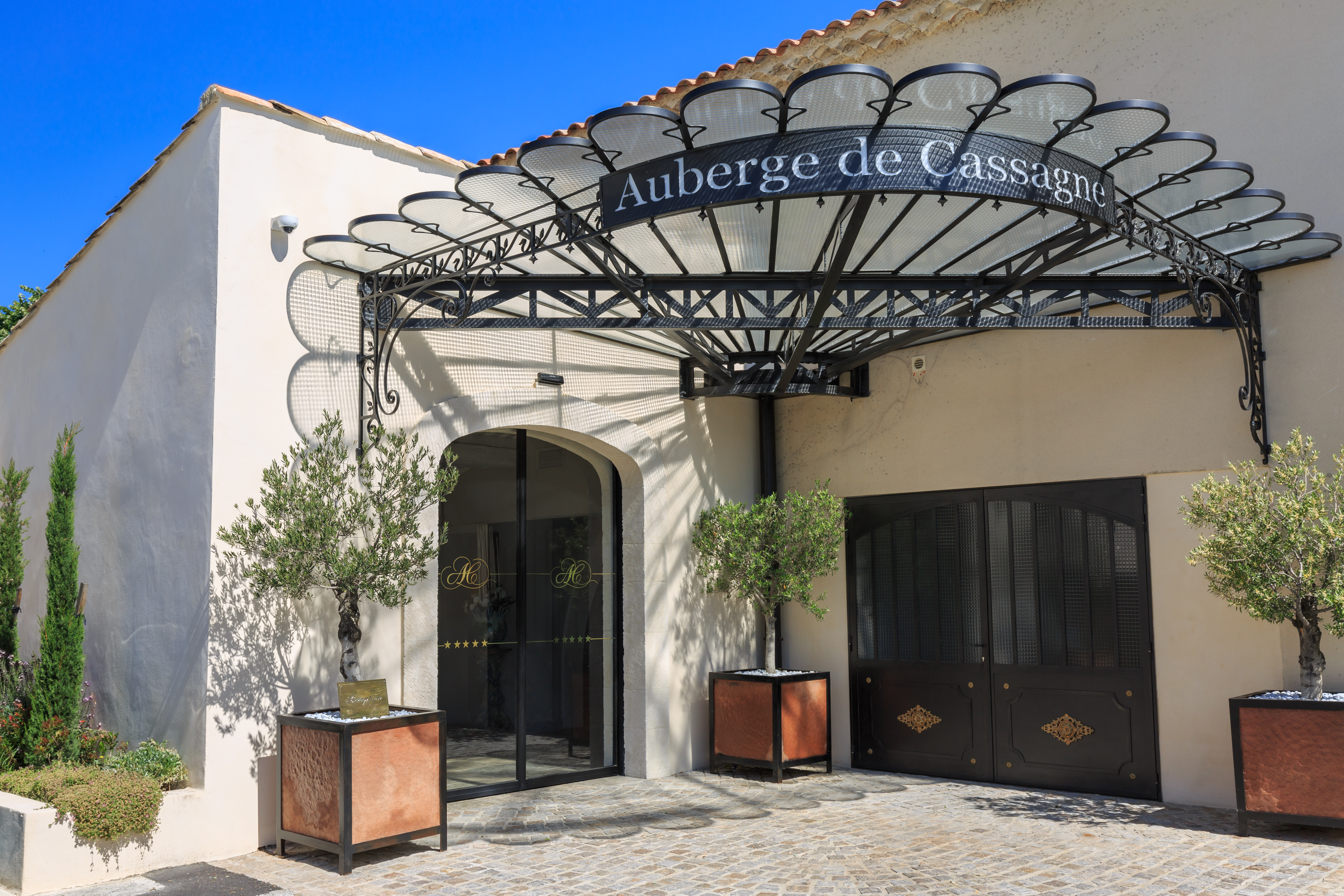 aubergedecassagnespa hotel entree principale marquise