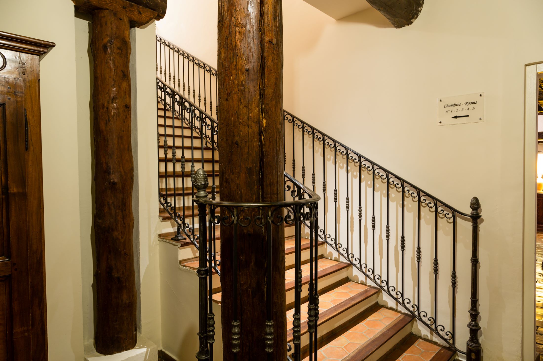 aubergedecassagnespa hotel escalier