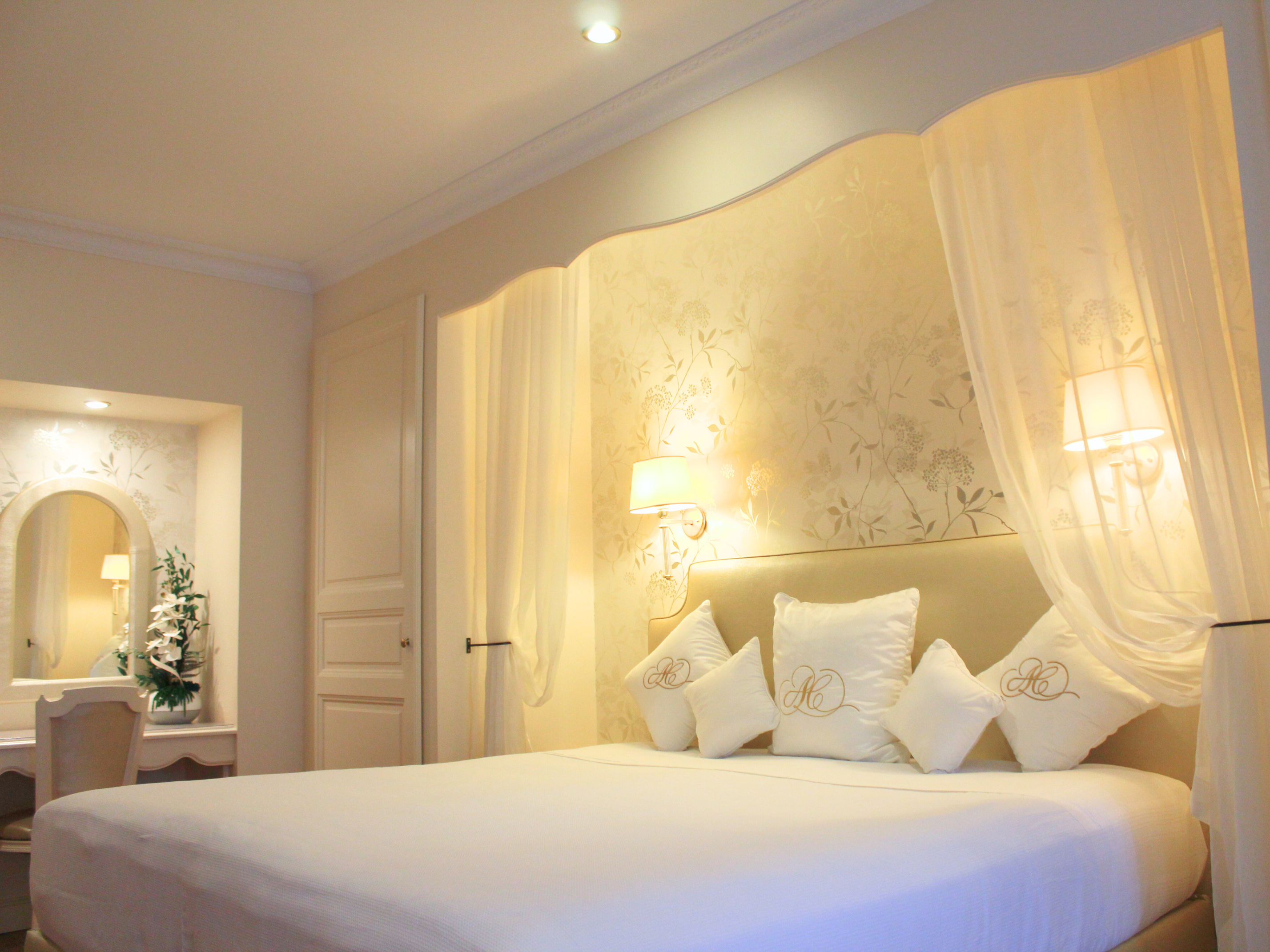 aubergedecassagnespa hotel junior suite lit oreillers bureau