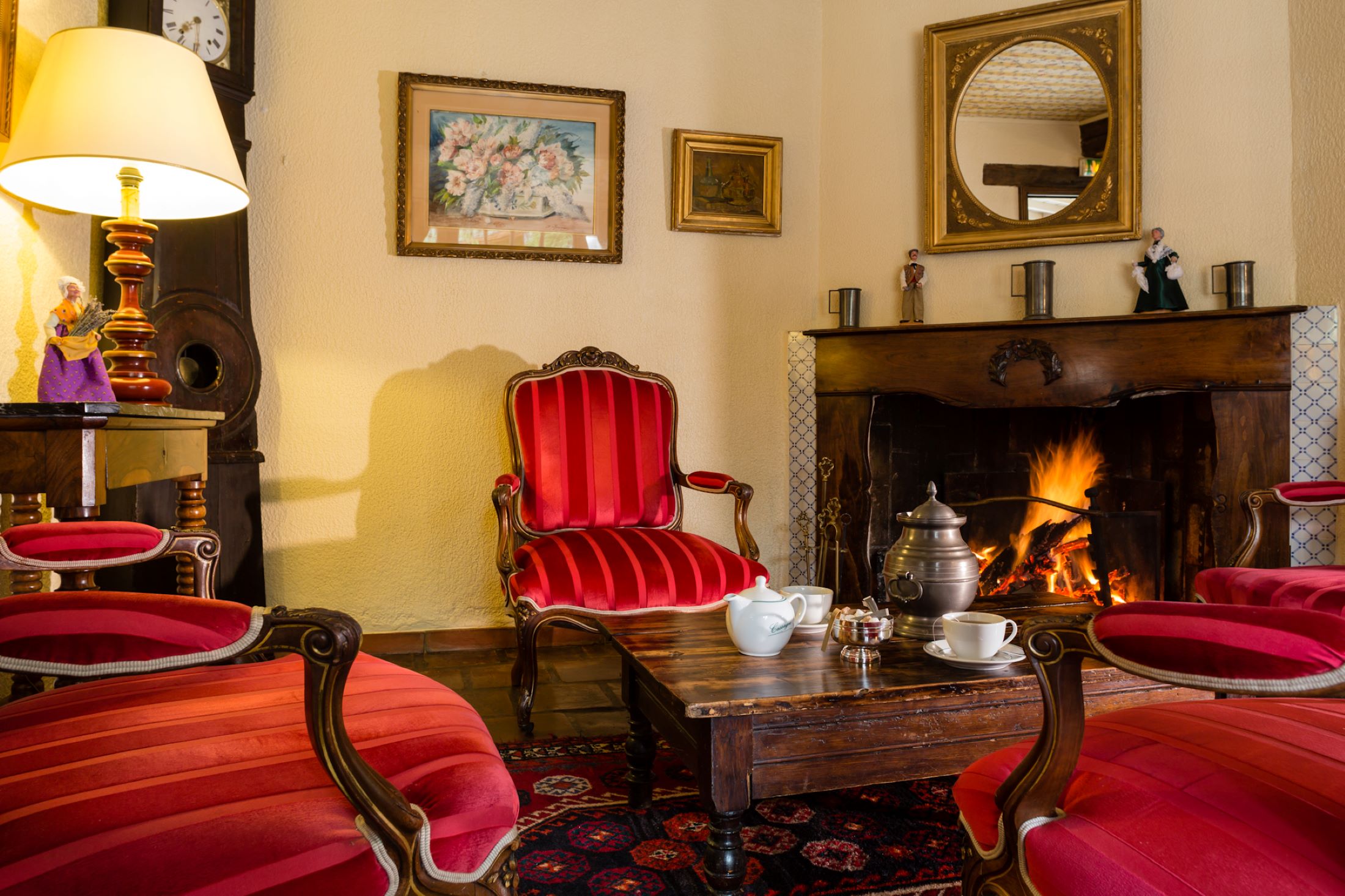 aubergedecassagnespa hotel salon cheminee