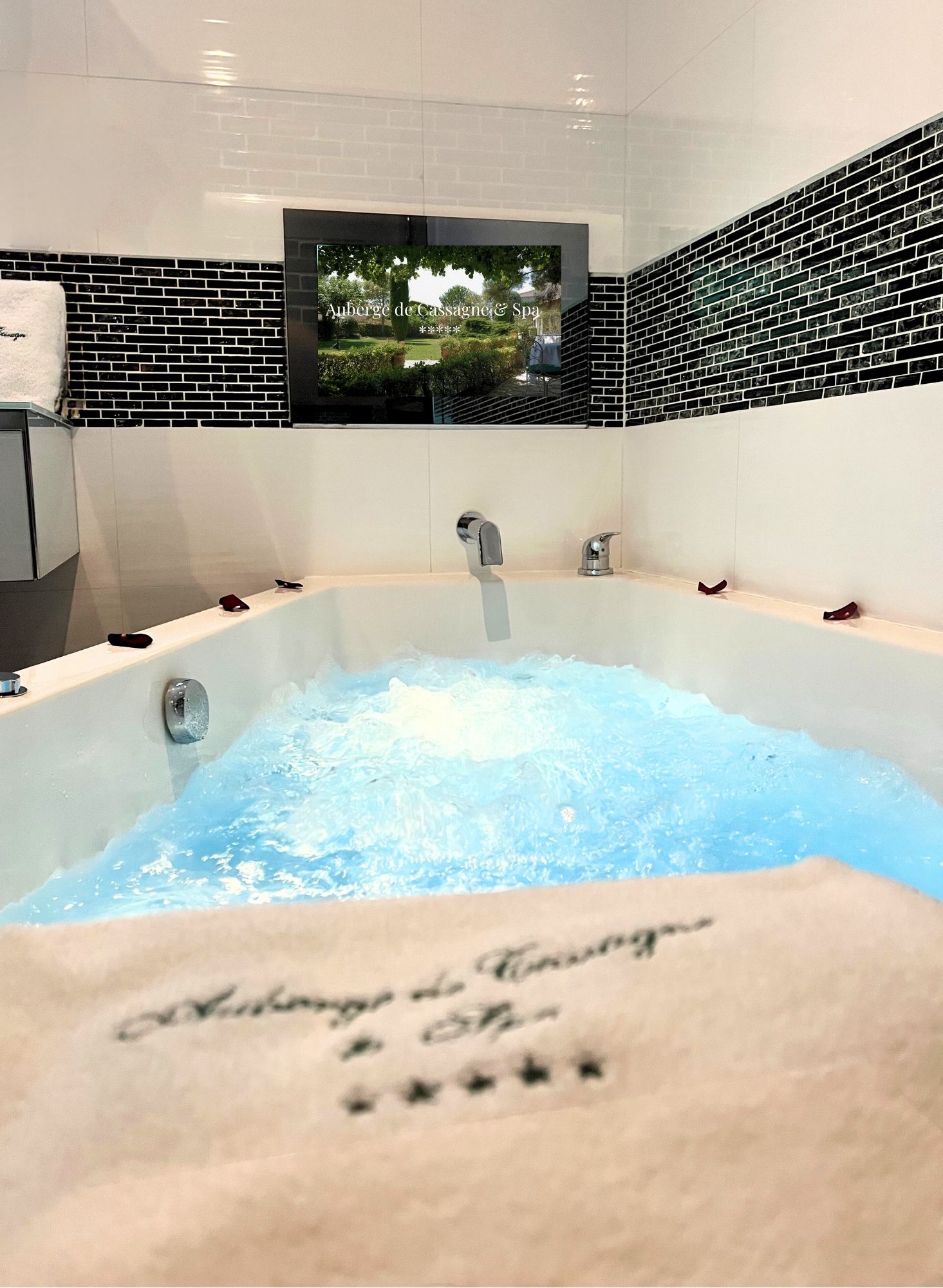 aubergedecassagnespa hotel suite jardin jacuzzi balneo