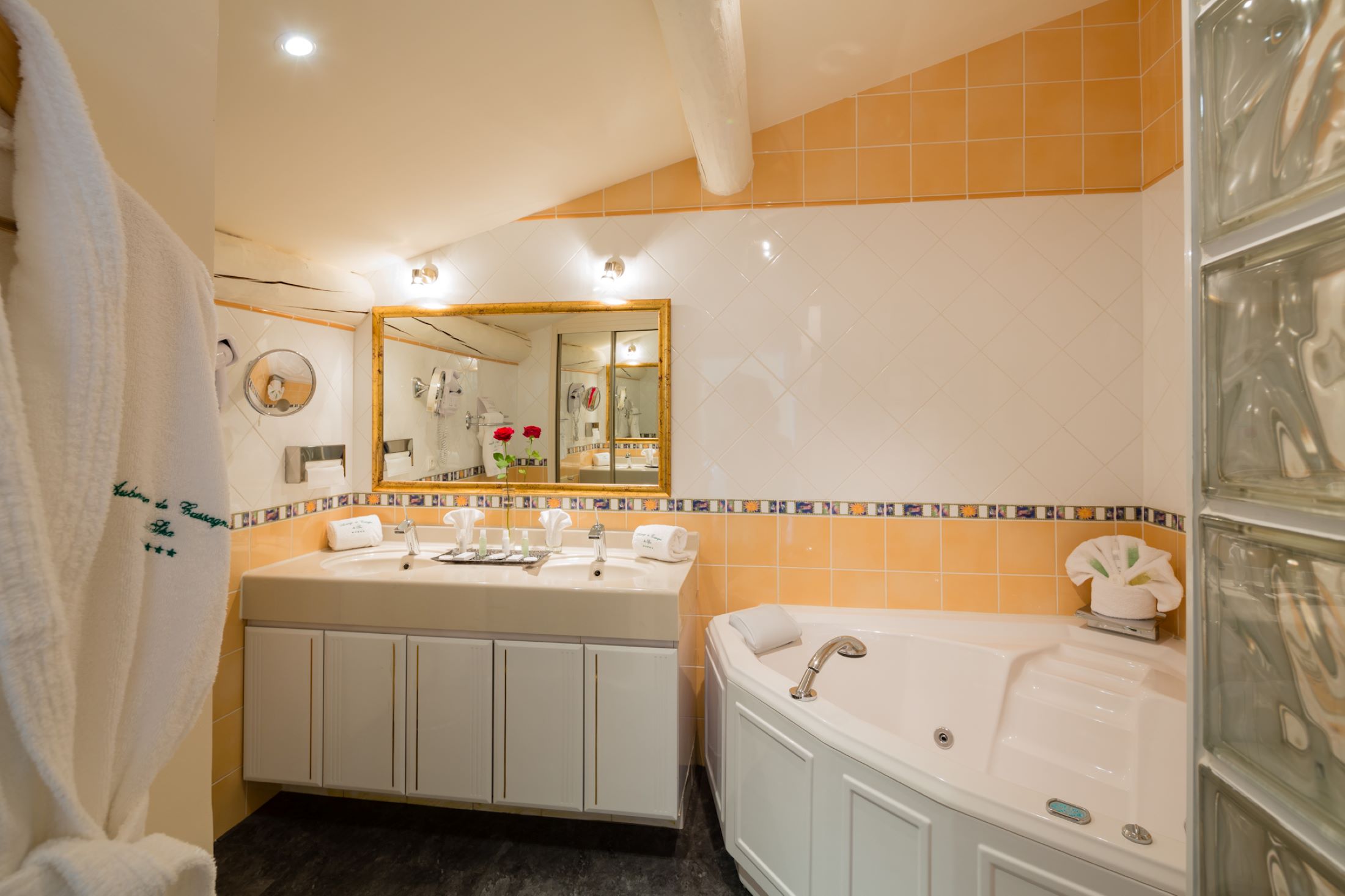 aubergedecassagnespa hotel suite jardin salle de bain