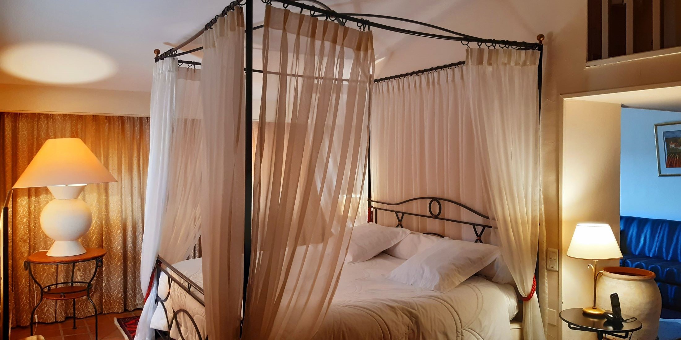 aubergedecassagnespa hotel suite maison lit baldaquin 2