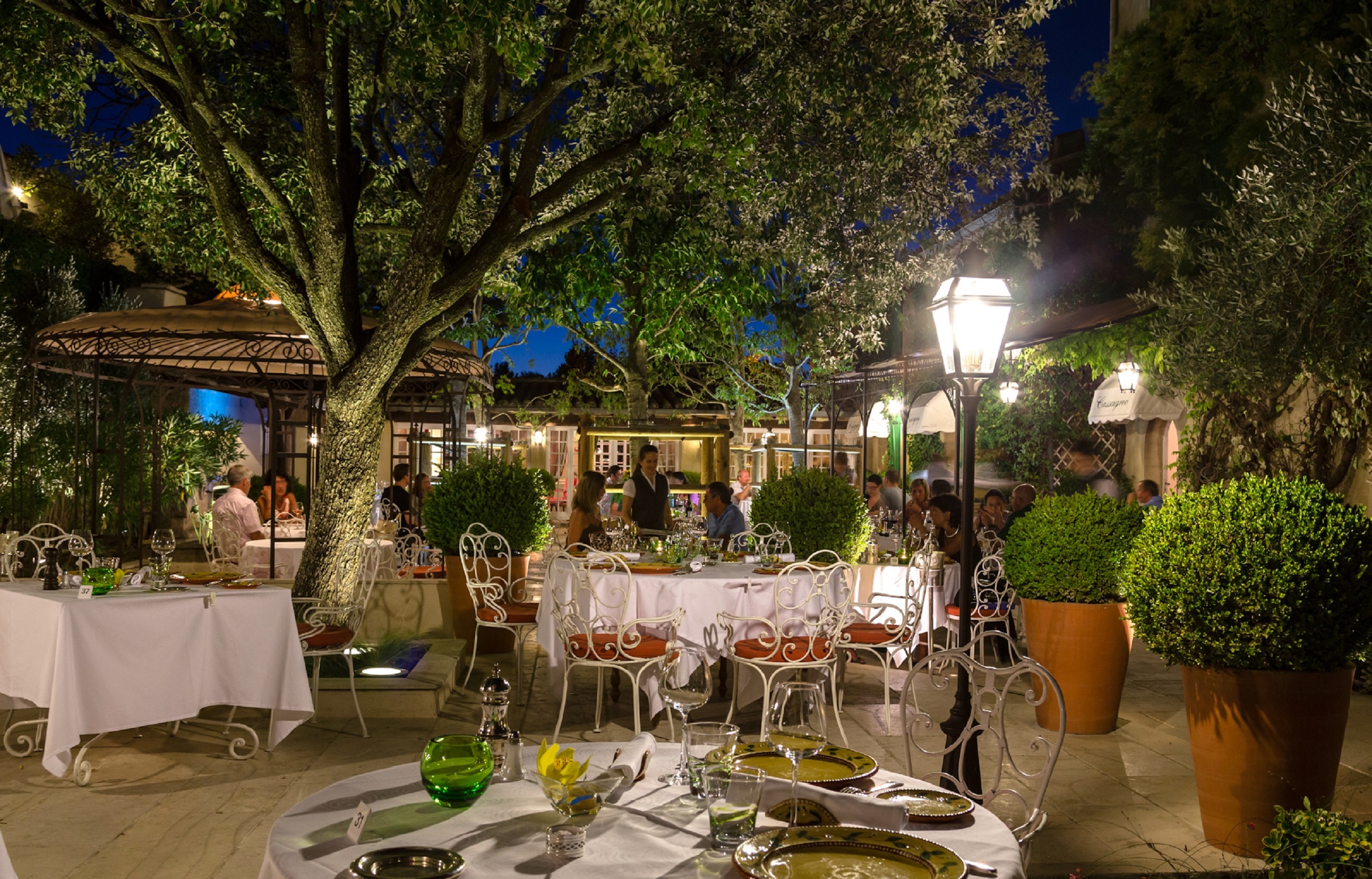 aubergedecassagnespa restaurant terrasse soiree vasques kopie