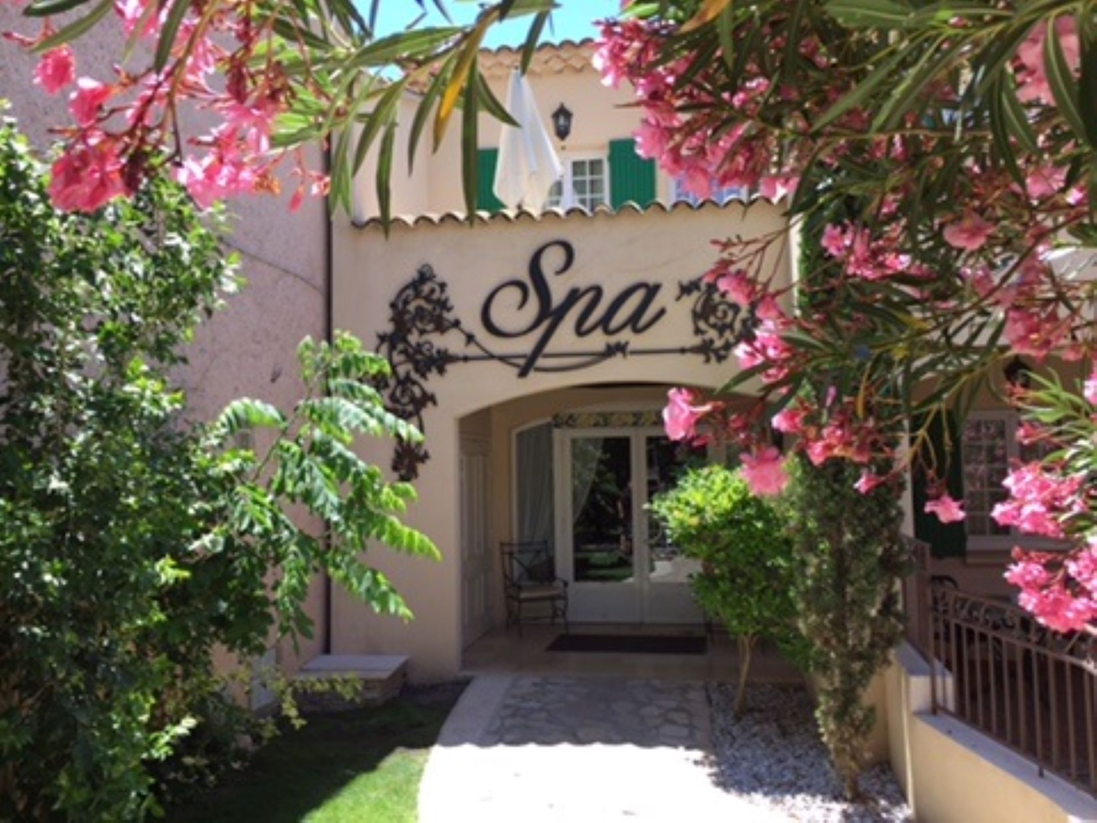 aubergedecassagnespa spa jardin entree kopie