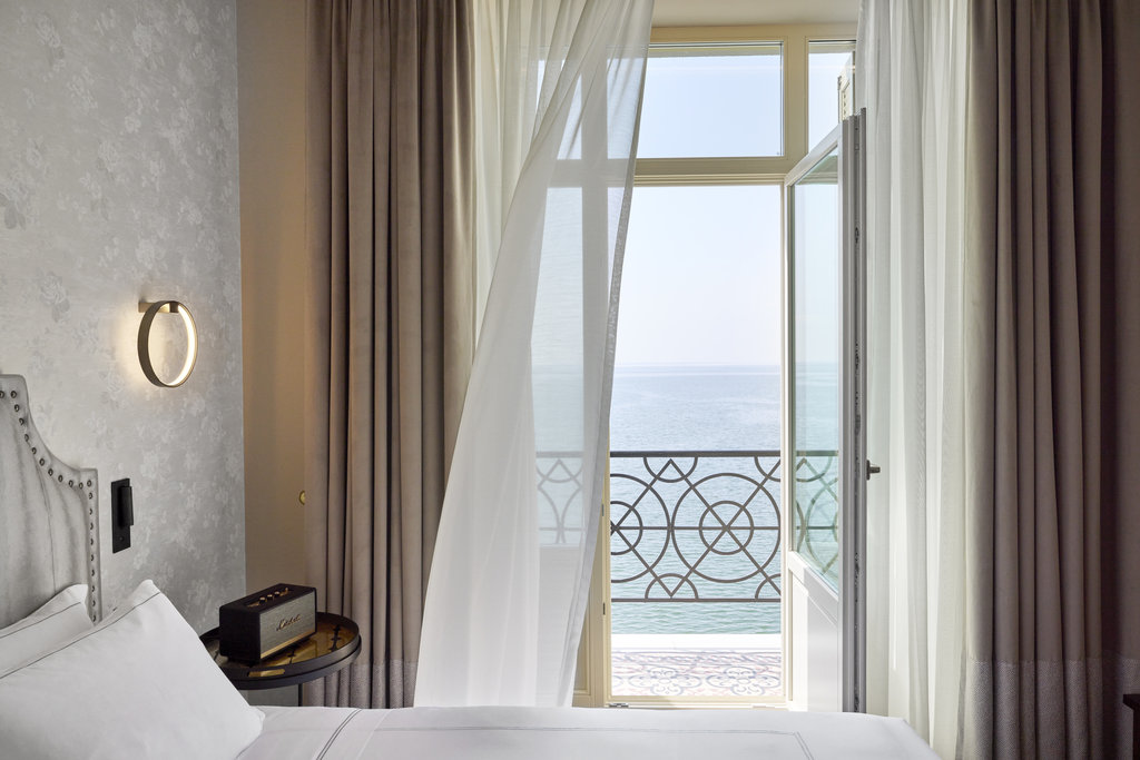 1 junior suite sea front with balcony window detail