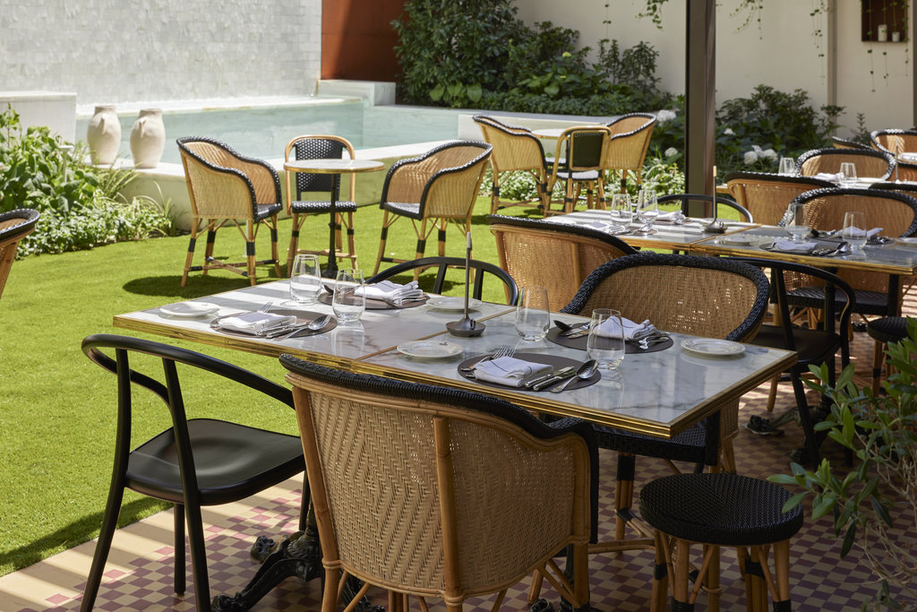 8 restaurant outside table