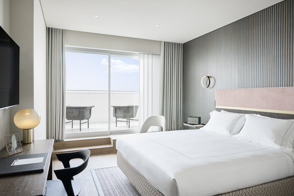deluxe seafront room bed